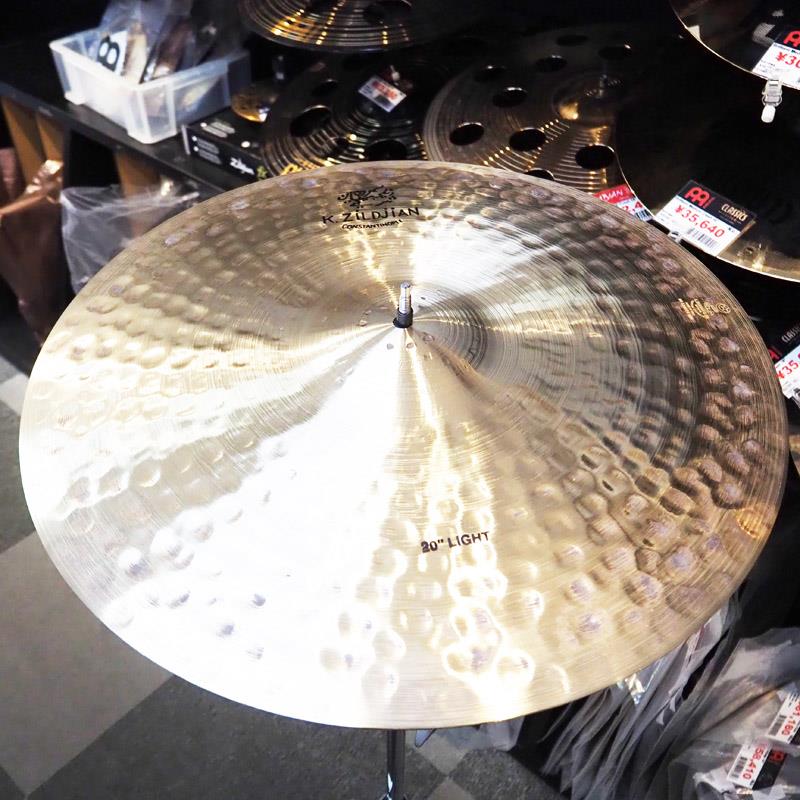 楽器種別：新品Zildjian/K Constantinople 商品一覧＞＞Zildjian/新品 商品一覧＞＞ドラム【65，000円〜135，000円】 商品一覧＞＞シンバル/ライド/Zildjian 商品一覧＞＞安心してお買い物頂けるよう、スネアもシンバルも丁寧梱包でお届けします！Zildjian 【イケベ楽器店創業50周年記念モデル】K Constantinople Light Ride 20''[2018g]商品説明〜Zildjian コンスタンチノープルライドシンバルの源流がここに蘇る〜限定生産 K Constantinople Light Ride 20''の登場です。- K Constantinople -1998年に登場して以降、世界中のドラマーを魅了してきたZildjianのシンバルシリーズ当初ラインナップされたライドシンバルはMediumとLightの2種類のみ。現在ではプレイヤーの細かなニーズやスタイルの変化に合わせ、多岐にわたるラインナップへと拡充されています。2006年頃に惜しむらく廃番となった Light Ride ですがこの度Zildjian社の協力のもと新しく再現。イケベ50周年記念モデルとして数量限定で販売いたします。-Zildjianによる解説-20インチ Kコンスタンティノープル・ライト・ライドは、適度な柔軟性と心地よい跳ね返りを求めるプレイヤーに最適なシンバルです。軽量設計により立ち上がりが速く、過剰な残響を抑えつつ、あたたかみのあるクラッシュサウンドを自然に響かせます。薄めのプロファイルが豊かな倍音の広がりを生み、複雑なスティックパターンでも明瞭な存在感を発揮します。低くなだらかなカップは、柔らかく空気感のある粒立ちと確かな明瞭さを両立。複雑で深みのある音色と優れたクラッシュ性能、豊かな質感を備え、あらゆるドラムキットに自然に馴染む理想的な高いシンバルです。サイズ：20インチ※店頭での試奏を解禁しておりますため、指紋や打痕が残る場合がございます。あらかじめご了承くださいませ。イケベカテゴリ_ドラム_シンバル_ライド_Zildjian_K Constantinople_新品 SW_Zildjian_新品 JAN:0642388325728 登録日:2026/09/13 シンバル ジルジャン Kコンスタンチノープル