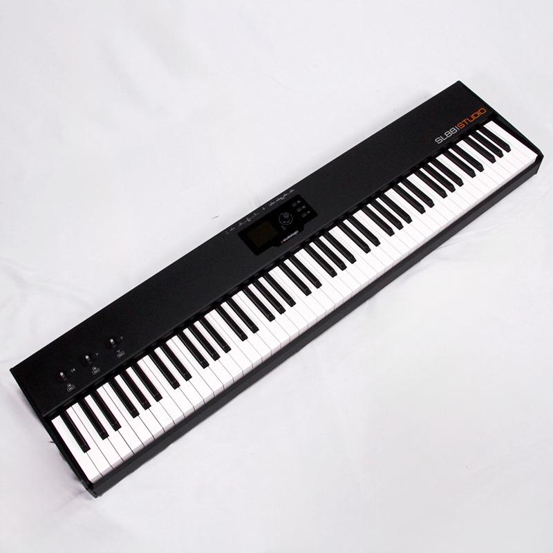 楽器種別：ユーズドStudiologic/ユーズド 商品一覧＞＞DTM【20，000円〜45，000円】 商品一覧＞＞MIDI関連機器/MIDIキーボード/Studiologic 商品一覧＞＞レコーディング機器買うなら、当店で！専門スタッフが迅速丁寧に対応します！Studiologic USED 中古 SL 88 Studio (スタジオロジック)(MIDIキーボード)(88鍵)(ハンマーアクション鍵盤)商品説明■商品の状態：使用感あり・擦傷や打痕があります。■付属品・説明書・電源アダプター・ペダル■保証期間：店頭保障1ケ月-----【製品の特長】ハンマーアクション鍵盤搭載の88鍵MIDIキーボード・コントローラー最高の鍵盤タッチと優れた操作性、軽量・コンパクト化を実現StudiologicのMIDIキーボード・コントローラー「SL88 Studio」は、ハンマーアクション、3コンタクト・スイッチ、アフタータッチ対応の「TP/100LR」鍵盤を採用し、制作時の作業を向上するための3つのX/Yジョイスティックや視認性の良いTFTカラーLCDを搭載。優れた操作性と驚きの軽量・コンパクト化を実現しています。【製品の仕様】鍵盤： 鍵盤：88鍵 TP/100LRプレミアム・ハンマーアクションTriple Switch Detection Systemアフタータッチタッチ（ベロシティカーブ）。：ソフト、ミディアム、ハード、プログラマブル編集可能な6つのユーザー・ベロシティカーブ（SL Editor使用）コントロール / ユーザーインターフェース プログラム可能な3つのX/Yスティックナビゲーションコントロール用のロータリーエンコーダー3つのファンクションボタンディスプレイ：TFTカラーLCD 320 x 240入出力端子： ペダル：2 x スイッチ、1 x コンティニュアス、1 x ユニバーサルMIDI：1 x イン、2 x アウトUSB：USB to Host，MIDI電源： DC IN：9Vアダプター：入力 100-240V / 出力 9V-1A（USBバスパワーで動作可能）サイズ / 質量： サイズ：126 x 31 x 12.5 cm（W x D x H）質量：13.7 kgイケベカテゴリ_DTM_MIDI関連機器_MIDIキーボード_Studiologic_ユーズド SW_Studiologic_ユーズド JAN:2500120850328 登録日:2026/03/13 MIDIコントローラー スタジオロジック ファタール ファター FATAR