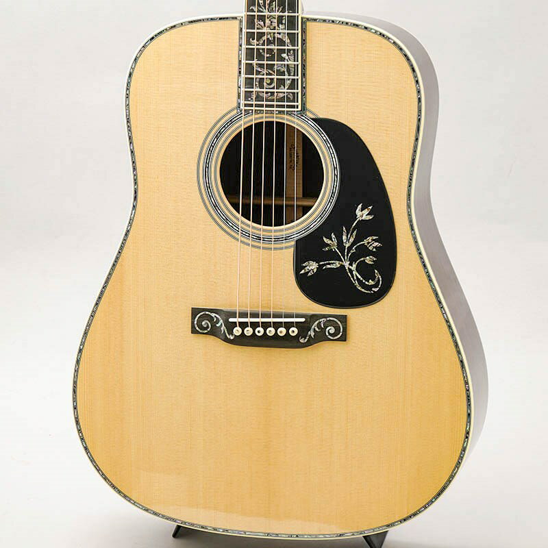 楽器種別：新品アコースティックギター/MARTIN 商品一覧＞＞アコースティックギター/MARTIN/Custom Shop 商品一覧＞＞アコースティックギター【2，000，000円〜3，725，000円】 商品一覧＞＞アコギ買うなら、当店で！出荷前の検品・調整はもちろん、丁寧梱包でお届けします！MARTIN CTM D-45 Tree Of Life Sitka Spruce VTS / Indian Rosewood -Factory Wood Selection Custom Model-商品説明-Factory Wood Selection Custom Model-　"極上ウッドマテリアル"ツリーオブライフインレイが眩い逸品。厳選のファクトリー選定材にて製作。ラグジュアリーなディテール感溢れるカスタムショップ製 D-45。★ファクトリー現地選定材による最上級のウッドマテリアル★TOP材には、VTS（ヴィンテージ・トーンシステム）の施されたプレミアムシトカスプルースをチョイス★豪華絢爛。ツリーオブライフインレイフィンガーボード、アイランドスクロールインレイのブリッジ、フローラルデラックスインレイピックガード、オルタネイティブトーチインレイのヘッドストック★フォワードシフテッドスキャロップドXブレイスによる、芳醇な鳴り★ハイパフォーマンステーパーのネックによる演奏性の向上★ウェヴァリー4060チューナーのチョイスで、確かなチューニング精度★ナチュラルグロスフィニッシュで、素材感がダイレクトに感じられる美しいフィニッシュ多くのアーティストに愛され、何時の時代も憧れの存在で有り続けるD-45・・・「イツカハヨンゴー！！」このワードは、マーティンフリークの共通言語とも言えるでしょう。本器は、そんな憧れの名器D-45をベースモデルに更にゴージャスにカスタマイズしたデラックスな逸品。本器は、マーティンファクトリーに専任スタッフがおもむき、現地にてカスタムショップスタッフと共に入念に、厳選に厳選を重ねセレクトされた、極上材にて製作。担当者曰く・・・「大間産本マグロの大トロ丼と霜降りA5ランク黒毛和牛のステーキを同時に食している・・・」と例える程に贅沢な美しい選定材。VTS（エイジングの施された）プレミアムシトカスプルースのトップ材のキメ細かさ・・・美しいグレインのイーストインディアンローズウッドのサイド＆バック材・・・そこに施されたカスタムショップの職人魂が光る美しいインレイワークに溜め息を漏らさざるおえません。そのあでやかなルックスに惹かれ、いざ手にして奏でてみれば・・・ワイドレンジで全ての帯域において豊かに鳴るその音色は、一度体感したら忘れられない筈。軽く爪弾いただけで、全身に感じられる美しい音の波紋・・・一つ一つの響きが珠玉の音色です。ラグジュアリーな存在感とサウンドで他の追従を許さない至高の一本。この機会に是非、貴方の手に・・・◆ハードケース付属商品詳細-SPEC-Body Size:D-14 FretFinish Top:Clear GlossConstruction:Dovetail Neck JointBack & Side Finish:GlossBracing Pattern:Forward-Shifted X-BraceScale Length:25.4Brace Shape:ScallopedFingerboard Width At Nut:1 3/4''Top Material:VTS Premium Sitka Spruce (M1)Neck Shape:Modified Low OvalBack Material:East Indian RosewoodNeck Taper:High-Performance TaperSide Material:East Indian RosewoodTopTop Color:Clear Bridge Style:Modern Belly - Drop in SaddleBinding:Antique WhiteBridge String Spacing:2 5/32Top Inlay Material:Abalone with Multi-StripeBridge Material:Ebony・Island Scroll InlayTop Detail:NoneBridge Pin Material:Bone/PauaPickguard:Black・Floral DeluxeBridge Pin Dots:PauaSaddle:Compensated BoneRosette:Abalone with Multi-StripeSaddle Radius:16BodyBrace Material:Sitka SpruceBack & Sides Color:NoneBrace Size:5/16Back Detail:NoneBack Purfling/Strip:Style 45Back Inlay Material:Abalone with Multi-StripeHeelcap:Antique WhiteSide Detail:NoneEndpiece:Antique WhiteSide Inlay Material:Abalone with Multi-StripeEndpiece Inlay:Abalone with Multi-StripeNeckNeck Material:Genuine MahoganyFingerboard Material:EbonyFinish Neck:GlossFingerboard Width at 12th Fret:2 1/8''Neck Color:Dark MahoganyFingerboard Inlay Style:Tree of LifeNumber of Frets Total:20Fingerboard Inlay Material:Select AbaloneNeck Joins Body At:14th FretFingerboard Binding Material:Antique WhiteSide Dots:BlackHeadstockHeadstock Shape:Solid with Square Taper and DiamondTuning Machines:Waverly Gold 4060-G W16 w/BB BtnHeadplate Material:East Indian RosewoodKnob:ButterbeanHeadplate Inlay:Alternate TorchNut Material:BoneHeadplate Binding Material:Antique White with Multi-StripeMiscCase:Ply HardshellLabel:NonePleked:Yesイケベカテゴリ_アコースティック／エレアコギター_アコースティックギター_MARTIN_Custom Shop_新品 JAN:2500020026069 登録日:2023/11/01 マーチン マーティン