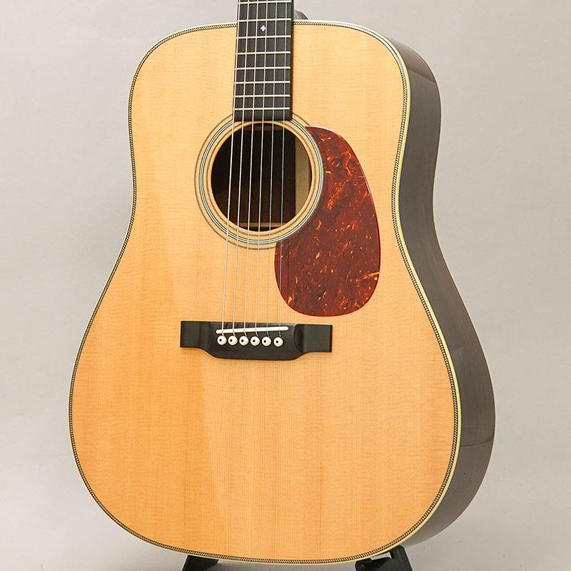 楽器種別：新品Bourgeois/新品 商品一覧＞＞アコースティック・エレアコギター【345，000円〜655，000円】 商品一覧＞＞アコースティックギター/Bourgeois 商品一覧＞＞アコギ買うなら、当店で！出荷前の検品・調整はもちろん、丁寧梱包でお届けします！Bourgeois Vintage/TS D #T2401004 ボジョア商品説明- Bourgeois Guitars -ギター製作家「ダナ・ボジョア」が手掛けるBourgeois Guitars（ボジョアギターズ）は、コリングスやサンタクルーズと並び称されるアメリカのトップギターブランドです。厳選された材料と、確かな技術力、そしてダナ氏の豊富な経験から生まれる設計により製作されるギターは、「楽器としての精度の高さ」と「音楽的で豊かな音色」を併せ持ち、数多くのミュージシャンから高い評価を得ています。- Touchstone Series -Touchstone Series(タッチストーン・シリーズ)の魅力は、ダナ・ボジョアによるハンド・ヴォイシング・システム（材を叩いて音色を確認する、別名タップ・チューニング）にあります。過去50年にわたり、彼はこの古き良きテクニックを磨き上げ、現在では表板のヴォイシングの第一人者として世界的に認められております。世界最高級トーンウッドの繊維に秘められた潜在的な音色を読み取り、選りすぐりの表板が選別されています。それぞれの木材が持つ「音色」を最大限に引き出せるよう、表板の力木ひとつひとつを丹念に削り出し、ハンドヴォイシングをしながら音の確認を行います。タッチストーン・シリーズの表板が完成し、ダナによって最終チェックされた表板のみが真空密閉され、イーストマンの工房に出荷されます。そこでは、ボジョアの哲学と構造方法論を入念に学んだイーストマン選りすぐりのルシアーたちが、それぞれのギターに命を吹き込みます。本器「Vintage/TS D」は王道のドレッドノート、D-28スタイル。シトカスプルーストップにアディロンダックスプルースブレーシング、インディアンローズウッドサイドバック、マホガニーネック、エボニー指板＆ブリッジ、シャーラーペグという妥協のない本格的なスペックとなっております。サウンドにおいても、オールUSAメイドのボジョアに劣りを見せない素晴らしい仕上がり。ボジョアらしい太く艶やかな基音とボリューム感のあるミッドレンジ、主張し過ぎることなく美しい余韻を演出する倍音と伸びやかなサスティーン。どれも絶妙なバランスで混ざり合っており、弾き手のニュアンスが引き立つ混じりけの無いピュアトーンを奏でます。こちらの＃T2401004は、D-28スタイルらしい迫力のある低域とキラキラとした倍音感が特徴の個体となります。ボジョアらしくドンシャリすぎず豊かなミッドレンジを持っていますので、歌モノからフィンガースタイル、ブルーグラスまで様々なスタイルに対応できるサウンド。入力に対しても非常に素直で良いバランスを持った個体で、ピアニッシモからフォルテッシモまでニュートラルにピッキングに追従しますので大変スムースな弾き心地を味わえます。50万円台のというボジョアの中では大変お求めやすい価格帯のモデルとはなりますが、コストパフォーマンスという言葉で表してしまうのはもったいない程に、一切妥協のない造り込みで製作されており、圧倒的なサウンドクオリティを体感いただける楽器に仕上がっております。是非この機会にご体感くださいませ！！商品詳細Body Shap: DTop Wood: Alaskan Sitka SpruceBack Sides: Indian RosewoodNeck: MahoganyFretboard: EbonyBridge: Ebony TraditionalScale Length: 25.5(647.7mm)Nut/Bridge Width: Nut-1 23/32(43.7mm) Bridge-2.2(55.8mm)Saddle: BoneTuners: Schaller Grand Tune NickelPins: IvoroidFinish: High GlossBracing: Adirondack SpruceHard Case 付属イケベカテゴリ_アコースティック・エレアコギター_アコースティックギター_Bourgeois_新品 SW_Bourgeois_新品 JAN:4582632722933 登録日:2025/10/10 アコースティックギター アコギ