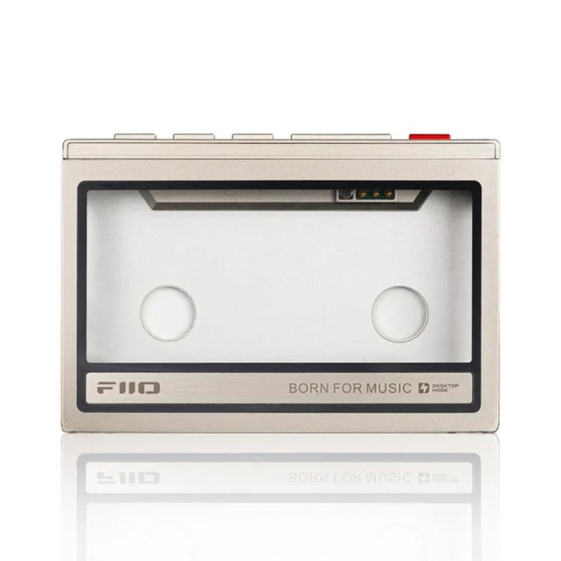 楽器種別：新品FiiO/新品 商品一覧＞＞レコーディング【〜10，000円】 商品一覧＞＞レコーディング周辺機器/その他周辺機器/FiiO 商品一覧＞＞パワーレックは、専門スタッフに気軽に相談できる渋谷発のDTM・レコーディング機材専門フロアです。FiiO SK-M21C Titanium Gold (チタニウムゴールド)(フィーオ)(保護ケース)(カセットテープ風)(FIO-SK-M21C-G)商品説明【製品の特長】★SK-M21Cは特別に開発・カスタマイズされたカセットテープスタイルの保護ケースです。M21を装着することで自動的にレトロUIに切り替わります。また、M21に搭載されたレトロサウンドEQをONにすることでSK-M21Cのデザイン、M21のサウンドがカセットテープ全盛期への郷愁を演出します。保護ケースを取り外すと、元のシステムにシームレスに切り替わり、スマートで快適な操作性を実現します。・高い剛性と透明度のポリカーボネート素材を採用し、携帯性とビジュアルを両立・かつてのカセットテープ再生を追体験するかのような、専用のUIとEQを実装(※)・カセットテープを挿入するような、直感的で簡単な装着設計 ・内部保護パッドにより、衝撃や摩耗から本体をしっかりガード※M21にSK-M21Cを装着すると専用端子が接触し、マルチファンクション、音量調整、再生停止、トラック送りが有効になります。装着中はタッチスクリーン操作は無効となり、物理ボタンでの操作となります。イケベカテゴリ_レコーディング_レコーディング周辺機器_その他周辺機器_FiiO_新品 SW_FiiO_新品 JAN:4562314020618 登録日:2026/08/06 フィーオ