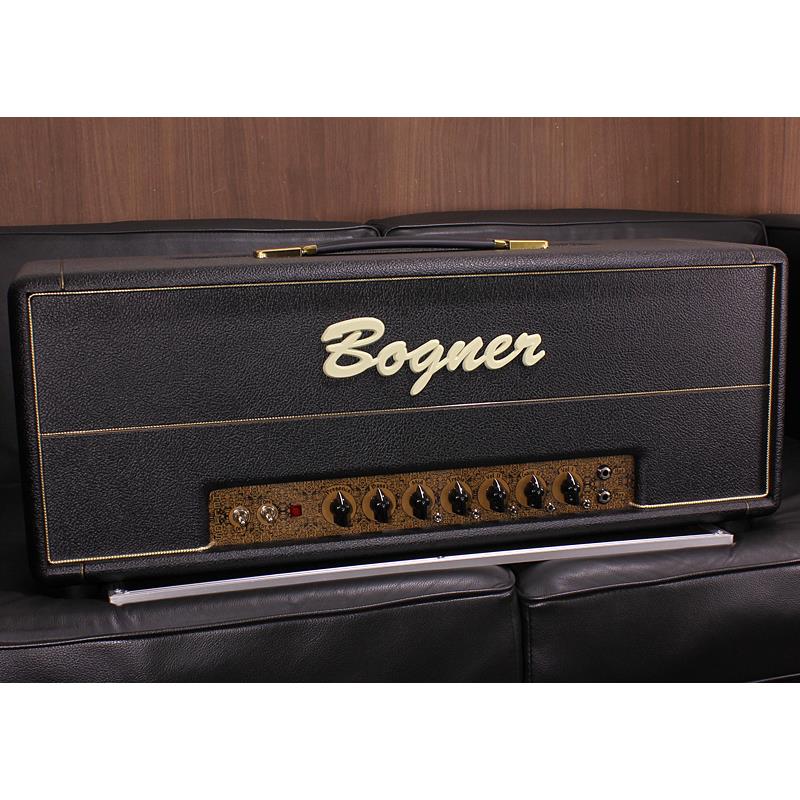 楽器種別：新品Bogner/新品 商品一覧＞＞ギターアンプ・ベースアンプ【520，000円〜980，000円】 商品一覧＞＞ギターアンプ/ヘッド/チューブ/Bogner 商品一覧＞＞安心してお買い物頂けるよう、ミニアンプもコンボアンプも丁寧梱包でお届けします！Bogner HELIOS 100W Head商品説明HELIOS 100W Head「改造マーシャルの究極の完成系」HELIOS 100Wが入荷致しました。HELIOSシリーズはポイント・トゥ・ポイントによるハンドワイヤードとなっており、これまでのモデルとは明らかに違うオーラを纏ったラインホルト・ボグナー渾身のモデルとなります。王道ブリティッシュアンプを思わす適度なドライブゲインを持ちながら、ハンドワイヤリングならではの驚異のファストレスポンスとダイナミクス、そしてピッキングに対して一切破綻する事無く再生する心地よいスクリームトーンは正に至極の一言。フロントパネルでのインプットは「HOT」と「Plexi」の2つに分かれており、Plexi INPUTではBogner EcstacyのPlexiモードと同じ様に真空管の回路を一つ飛ばしてゲインを落としている回路となり、ボリュームアップでサウンドのコシと粘りを持つダイレクトなプレキシサウンドが堪能できます。ダイナミックでスムースな歪みのHOT INPUTと共に2つのサウンドバリエーションを入力で切り替えると言う正に音に拘ったつくりは圧巻です。コントロールはPresence、Bass、Mid、Treble、Vol II、GainII、VolI、になります。その下にEQバイパススイッチであるEQ/11、「70/80」VOICING SW、CHIIのブライトSWのB2/N/B1 SW、CHII/CHI切り替えSW、CHIのB2/N/B1 SWがございます。70’sサウンドまたは80’sサウンドを切り替え可能なボイシングスイッチやEQバイパス・スイッチなどシンプルなコントロールながらも多彩なサウンドメイキング可能です。フロントパネルにある「70/80」VOICING SWはその名の通りのイメージのサウンド切替えスイッチです。「70」ではマスターボリュームJMP系のファットでダイナミックなオーバードライブ・サウンドを楽しめます。「80」ではコンプ感が心地よいEVHチューン系ディストーション・サウンドが堪能出来る逸品です。CHIはVolとPresenceだけが効き、トーンは全てフルテンのバイパス状態となっております。クラシカルかつダイレクトなサウンドを堪能出来ます。CHIIもEQバイパススイッチをONにすれば、ダイレクトなチューブトーンを堪能出来ます。リアパネルに備え付けられた「BOTTOM」コントロールと「PUNCH」SWでサウンドの微調整も可能です。「PUNCH」SWは「BOTTOM」コントロールに連結されており、ローエンドのレスポンスとサウンドの押し出し具合を調整可能。玄人好みな隠し味的なコントロールではありますが音量やアンプを鳴らす環境に合わせての最終的な微調整にお使いいただけます。さらに同様のバックパネルにはチューブバッファードのシリーズエフェクトループも搭載し最先端のシステムにも対応可能なスペックを備えております。「JTM30」モ−ドではハーフパワーモードのような状態での動作となり、100Wモードとは異なる独特のスムースさとコンプレッションの効いたドライブサウンドが得られます。。※「JTM30」モ−ド使用時はアンプ側のOUT PUTインピーダンスが表示の倍の値になります。(4Ω→8Ω、8Ω→16Ω)8Ω仕様のスピーカーに接続する場合、アンプ側のスピーカーアウトは4Ωを、16Ω仕様のスピーカーに接続する場合アンプ側のスピーカーアウトは8Ωを選択して下さい。4Ω仕様のスピーカーに対しては使用不可です。モード切替の際はスピーカーアウトの切り替えが必要となります。故障を防ぐため必ずアンプをスタンバイモードにした状態で切替を行って下さい。名門ボグナーが贈る、40年以上に渡りロックサウンドを牽引し続けるブリティッシュアンプへの敬意がタップリ詰まった逸品を是非。・100W・4×EL34Power・JMP100W or JTM30W mode switch＊正規輸入品 100V動作仕様イケベカテゴリ_ギターアンプ・ベースアンプ_ギターアンプ_ヘッド_チューブ_Bogner_新品 SW_Bogner_新品 JAN:2515000158906 登録日:2026/08/22 ギターアンプ ボグナー