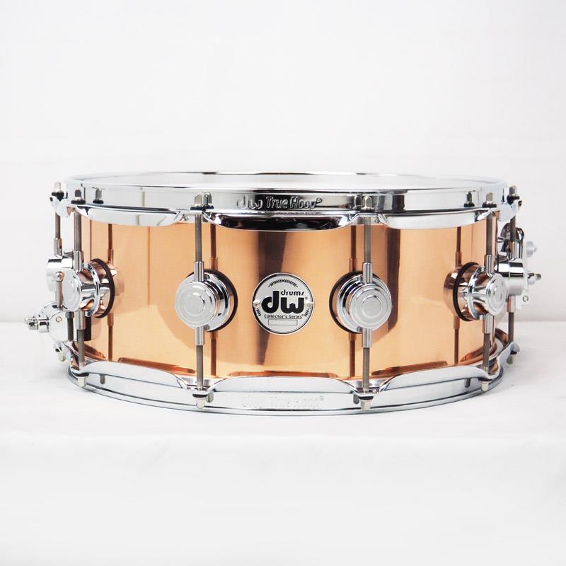 楽器種別：新品dw/新品 商品一覧＞＞ドラム【110，000円〜215，000円】 商品一覧＞＞スネアドラム/dw 商品一覧＞＞安心してお買い物頂けるよう、スネアもシンバルも丁寧梱包でお届けします！dw DRVP5514SPC [Polished Copper Snare Drum 14×5.5]商品説明シェル厚3mmの超極厚のコパー・シェルを採用。コパー特有の十分に低音の効いたパンチがあり、芯の太いヴォリューム感のあるサウンドが特長で、同社特有の鋭いエッジにより素早いレスポンスも併せ持ったバランス良いジャンルレスなサウンドが魅力です。また、通常のテンションボルトよりもピッチが細かいため、正確なチューニングが可能なトゥルーピッチ・テンション・ロッドや、磁力によってスイッチを固定する「MAG Through Off（マグネット・スネアストレイナースイッチ）」、ワンタッチでスナッピーの張り具合を3段階で調整する事が可能な「Three Position Bat Plate（スリーポジション・バットプレート）」を装備。さらに、フープにはスティックがヒットする部分のフランジをより強力にすることで剛性を高め、プレスフープのオープンな鳴りを確保しながら鋭いアタックも得られる「True Hoops（トゥルー フープ）」が標準装備など、DWオリジナルのアイデアが盛りだくさんの一台です。＜スペック＞シェル：コパー（3mm）サイズ：14×5.5インチフープ / テンション数：3mmトゥルー・フープ / 10テンションストレイナー：マグネット・スローオフバット：スリーポジション・バットプレートパーツ：クローム・パーツ※店頭に展示され試打を解禁しておりますため、細かな傷やヘッドの打痕など使用感がございます。予めご了承くださいませ。イケベカテゴリ_ドラム_スネアドラム_dw_新品 SW_dw_新品 JAN:0647139236087 登録日:2026/06/28 スネア スネアドラム
