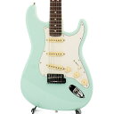 楽器種別：新品エレキギター/Fender Custom Shop 商品一覧＞＞エレキギター/Fender Custom Shop/Custom Built Artist 商品一覧＞＞エレキギター【435，000円〜810，000円】 商品一覧＞＞当店のギターは、出荷前に専門スタッフが検品・調整しているので安心です！Fender Custom Shop Jeff Beck Signature Stratocaster (Surf Green)商品説明シュパーゼル・ロック・ペグを搭載したカスタム・ショップ製のJeff Beckシグネイチャーモデル！！アーティスト・モデルでありながらフェンダー・ストラトキャスターの偉大なる歴史の中では、その存在を克明に刻み込む3大ギタリストのカリスマ「ジェフ・ベック」ストラトキャスター！こちらは現代のフェンダー社の徹底した拘りのもと極上のクォリティを持って生産されるコロナ・カスタムショップ製モデル。3大ギタリストの中でも常に進化を続け世界中の多くのファンを虜にする「神／ジェフ・ベック」殊に近年の大胆無法なアーミング・プレイとお家芸であるフィンガーピッキングを多用した、情緒溢れるベック・トーンには、まさに神の境地といった所！絶対無二の存在感を主張しております。その完成されたクォリティはもちろんの事、使用される木材も厳選に厳選を重ねたカスタムショップ・バリューを採用、生鳴りに優れ、手にした瞬間から得られる極上品の風格が滲み出す独特のヴァイブレーションは「ナルホド納得！」の手応えを実感させられます。プレイアヴィリティ面においてはもはや当然の如く、違和感を覚えさせないグリッピングを実現、彼の持つオリジナリティ溢れる画期的な拘りスペックと融合し、一見して普遍的なストラトでありながらも本当に幅の広い使い勝手を創造致します。Jeff Beck氏のプレイを支える本機は、「ステンレス・スティール・サドル」、ヴィンテージ・タイプのアームを搭載したダイキャスト製「2点支持のアメリカン・シンクロナイズド・トレモロ」、「LSRローラー・ナット」、「シュパーゼル・トレムロック・ペグ」とそのダイナミックで滑らかなアーミングを可能にするスペックで固められております。ハイポジションでの演奏性を高めるヒール・カットを施したボディには、ストラトキャスターの王道アルダーを採用、ピックアップにはデュアルセラミック・マグネットを採用したホット・ノイズレスを搭載し、ゲイン全快のハード・ドライブでも抜けの効いたサウンドをアウトプットします。モダン・ストラトの決定版とも言えるこれらのスペックは、ゲイン強めのリア・ピックアップで紡ぎ出す一音一音に各種コントロールつまみを多用して音色を楽しむ彼ならではの絶妙なマッチングである事は言うまでもないでしょう！S/N.XN15583Weight≒3.66kg商品詳細■SPECBODY: Select AlderNECK: MaplePROFILE: Thin C-ShapeFINGERBOARD: Rosewood/9.5RadiusNUT: LSR Roller Nut（43mm Width）SCALE: 25.5inch (648mm)FRETS: 22F/Medium JumboBRIDGE: American 2-Point Synchronized Tremolo with 6 Stainless Steel SaddlesMACHINEHEAD: Sperzel Trim-Lock Staggered Tunning MachinePICKUP: 3 Hot Noiseless Single-Coil StratPICKGUARD: 3-Ply Mint GreenCONTROL: Master Volume-Tone (Neck)-Tone (Middle/Bridge)-5Way Selector SWBODY FINISH: PolyurethaneNECK FINISH: Satin Polyurethane■専用ハードケース他付属イケベカテゴリ_ギター_エレキギター_Fender Custom Shop_Custom Built Artist_新品 JAN:0717669620783 登録日:2023/06/17 エレキギター フェンダー ふぇんだー フェンダーカスタムショップ