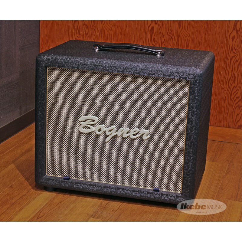 楽器種別：新品Bogner/新品 商品一覧＞＞ギターアンプ・ベースアンプ【110，000円〜205，000円】 商品一覧＞＞スピーカーキャビネット/ギター用/1x12/Bogner 商品一覧＞＞安心してお買い物頂けるよう、ミニアンプもコンボアンプも丁寧梱包でお届けします！Bogner 112 Cube Cabinet Closed Back/Dual Ported Comet Salt & Pepper Gold Piping[16Ω仕様]商品説明12インチスピーカーキャビネットの定番中の定番、通称ボグナー・マメキャビが入荷！コメット柄にソルト＆ペッパーグリル、ゴールドパイピングのボグナーファンには堪らないルックスです！スピーカーユニットはCelestion Vintage 30を搭載し、纏まりの良いミッドレンジを持つと共に、デュアル・ポート構造による低域の増幅を可能としました！コンパクトなサイズながら剛性のあるマメキャビは、4×12キャビネットの音圧に迫るサウンドを再生します！また、フロントグリルが取り外し可能ですので、よりダイレクトなサウンドでの演奏や録音もお楽しみ頂けます。ラックシステムや小出力のヘッド等に幅広く使用でき動性も良く、貴方の即戦力となるキャビネットです！＊16Ω、60W RMS仕様です。＊箱、製品保証書　付属・1x12 Cube・Baltic Birch・Closed Back with ports・Top handle・Celestion　Vintage30 Spaeker 60w・16Ωサイズ：40(H) x 48(W) x 30(D)cm　※ゴム足の高さは含みません重量：15kg※掲載画像はイメージです。イケベカテゴリ_ギターアンプ・ベースアンプ_スピーカーキャビネット_ギター用_1x12_Bogner_新品 SW_Bogner_新品 JAN:2520300031545 登録日:2022/04/15 スピーカーキャビネット キャビ キャビネット スピーカー ボグナー