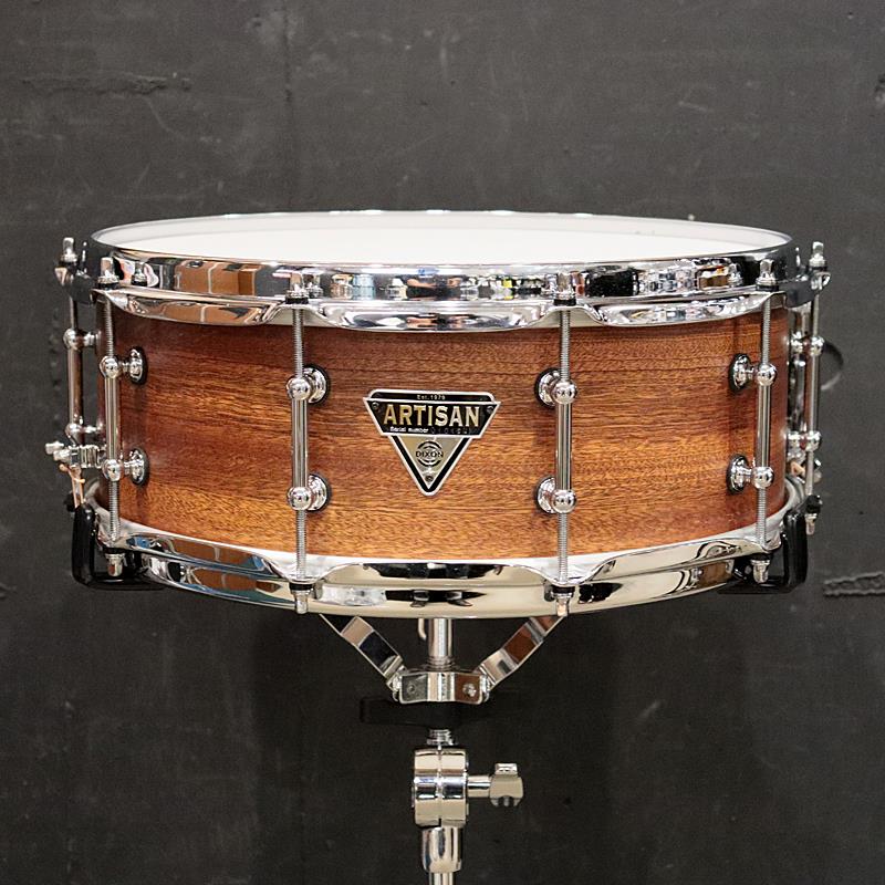 楽器種別：ユーズドDIXON/ユーズド 商品一覧＞＞ドラム【20，000円〜50，000円】 商品一覧＞＞スネアドラム/DIXON 商品一覧＞＞安心してお買い物頂けるよう、スネアもシンバルも丁寧梱包でお届けします！DIXON USED 中古 PDSAR554SPPSN [ARTISAN WOOD / Sapelli 14''×5.5'']【委託品】商品説明☆中古品☆DIXONの中古スネアが入荷いたしました。中古品の為、キズや汚れ等の使用感がある他、換装されたCANOPUSのスネアワイヤーにヨレがございます。メーカー不明のハードケースが付属いたしますが、ややタイトで本スネアを収納する場合、ラグ1点のみが底面に触れる形になる為、底に緩衝材等を敷く事を推奨いたします。＜スペック＞サイズ：14×5.5シェル：サペリ+メイプル・レインフォースメントフープ/テンション数：ダイキャストフープ/10ラグ：チューブラグ付属品：ハードケース、純正スナッピーイケベカテゴリ_ドラム_スネアドラム_DIXON_ユーズド SW_DIXON_ユーズド JAN:2500190909308 登録日:2026/07/25 スネア スネアドラム ディクソン