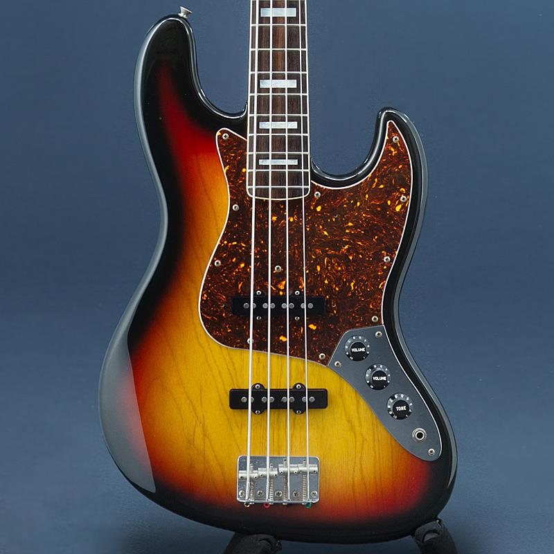 楽器種別：ユーズドFender Japan/ユーズド 商品一覧＞＞ベース【75，000円〜140，000円】 商品一覧＞＞エレキベース/ジャズベースタイプ・JBタイプ/Fender Japan 商品一覧＞＞当店のベースは、出荷前に専門スタッフが検品・調整しているので安心です！Fender Japan USED 中古 JB75-80 (3TS)商品説明70年代仕様フェンダージャパン・ジャズベース1970年代に見られた3点止めネックプレート、ブレットトラスロッドを再現し、高級感を醸し出すホワイトバインディング/ブロック・マークが更に魅力を加味した仕様となっています。アッシュボディとローズ指板の組み合わせによる、ヌケの良くパンチが効いたトーンで、スラップは勿論、指弾きやピック弾き等でもニュアンスを余すところなく再現しますので、ジャンルを問わずお使いいただけます。本機はシリアルから1986〜1987年製かと思われ、ネック/ポケットにはJB75-75Rのスタンプがございます。状態としましては打コンや擦り傷、金属パーツのくすみなど全体的にございます。ピックアップはオリジナルかと思われますが、POT、ジャックは交換されております。トラスロッドの余裕はあり、ネックコンディションは高音弦側に若干の波打ちが見受けられますが、演奏面に支障はございません。Weight≒4.20kg付属品：YAMAHAソフトケースイケベカテゴリ_ベース_エレキベース_ジャズベースタイプ・JBタイプ_Fender Japan_ユーズド SW_Fender Japan_ユーズド JAN:2500030917937 登録日:2026/08/22 エレキベース フェンダー ふぇんだー フェンダージャパン フェンジャパ フェンダーJ