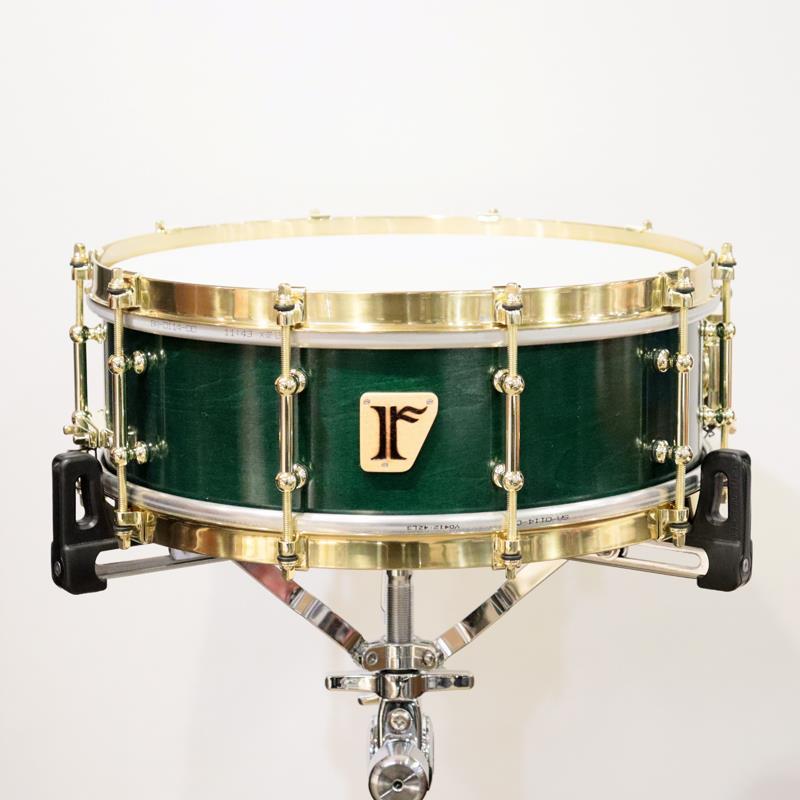 楽器種別：アウトレットriddim/アウトレット 商品一覧＞＞ドラム【110，000円〜210，000円】 商品一覧＞＞スネアドラム/riddim 商品一覧＞＞安心してお買い物頂けるよう、スネアもシンバルも丁寧梱包でお届けします！riddim Custom Order. Vintage Maple 14''×5'' Snare Drum - Orive Green【店頭展示特価品】商品説明＜riddim Custom Drums＞過去〜現在に至るこれまでに世界中のメーカーで数え切れないほどのドラムが製作されてきました。銘器と呼ばれるモデルも数ある中、自分のイメージにピッタリのドラムにどれだけのドラマーが出会えたでしょう？「riddim」は、音のイメージを具現化すべくスペックを絞り込み、確かな技術でスネアドラム及びドラムキットを製作するドラム工房です。シンプルに…ナチュラルに…シェルマテリアルの特色を最大限に活かせるよう…工業製品ではなく「楽器」であるように…。そして、あなたのベスト・チョイスの一台になれるように…それが riddim の願いです。＜Custom Order. Vintage Maple 14''×5'' Snare Drum＞メイプル＋ポプラ＋バーチのシェルにメイプルのレインフォースメントリングを装着したビンテージライクなシェルスペック。ベアリングエッジは打面側がラウンド、スネアサイド側をハーフラウンド（インナー45°）に加工し、心地良い胴鳴り感を得ています。またフックタイプのシングルフランジフープを採用。ビンテージテイスト溢れるスネアに仕上げました。＜スペック＞サイズ：14''×5''シェル：Maple + Poplar + Birch 6ply (6mm) + Maple Reinforcement Ring (6.8mm)フィニッシュ：Orive Greenベアリングエッジ：Top Round / Bottom Half Round (inner 45°)フープ：2.3mm Brass Single Flange / 10テンションラグ：Tube Type (Brass)ストレイナー：PiccoloTypeスナッピー：SCIROPPE AC0860-1420# (20strand wire)ヘッド：REMO Coated Ambassador / Snare SideMade in Japan※店頭にて展示・試打を解禁しております為、細かなキズや打痕がございます。予めご了承ください。イケベカテゴリ_ドラム_スネアドラム_riddim_アウトレット SW_riddim_アウトレット JAN:2500190749232 登録日:2026/05/07 スネア スネアドラム リディム