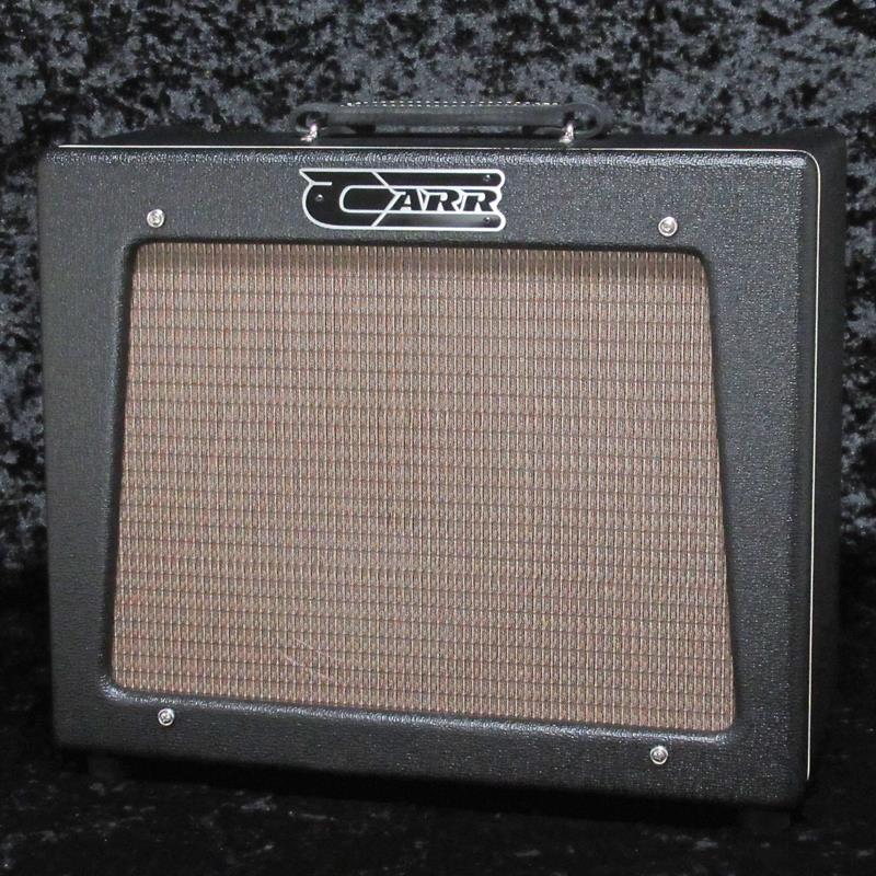 楽器種別：新品Carr/新品 商品一覧＞＞ギターアンプ・ベースアンプ【380，000円〜720，000円】 商品一覧＞＞ギターアンプ/コンボ/チューブ/Carr 商品一覧＞＞安心してお買い物頂けるよう、ミニアンプもコンボアンプも丁寧梱包でお届けします！Carr Rambler商品説明米国ノースカロライナ州にて今尚ポイント・トゥ・ポイント配線にてハンドビルドされる至高のアメリカンチューブアンプCarr Amplifiers！今回入荷したのは、ツインやプロを彷彿とさせるハイヘッドルームのクリーンサウンドをベースに、3バンドEQ、チューブトレモロ、スプリングリバーブ、ハーフパワー機能を搭載する事で、皆が理想とするアメリカンボイスを追求したRambler 1×12 Combo！米国ノースカロライナ州の工房にて制作されるCarrアンプは、独自の回路設計、細部にまで拘った構造、高品質なコンポーネント、そしてキャビネットまでを自社製造しており、これぞハンドメイドといえる精巧な造りとギタリストを魅了する極上のサウンドを体現します。なんといっても現代でもポイント・トゥ・ポイントでの組み込みを採用している数少ないアンプメーカーであり、その弾き心地、音色、響きはやはり格別です。一目でCarrアンプと分かる独創的でアメリカンテイストの外観ですが、これはキャビネットデザイン・木工すらも自社で行っている事を意味します。キャビネットはノースカロライナ産イエローパイン無垢材をダブテールジョイントで組まれており、軽やかで開放的な響きながらも低域の不要な共振がタイトに抑えられた箱鳴りは絶品です。更に横から見るとキャビネットが僅かにスラントしており、出音がモニタリングし易い上、ホワイトパイピングが垂直に走る芸術的なデザインも秀逸です。5881パワーチューブ2本を使用した最大(PENTODE)28ワット出力、TRIODE切替で14ワット出力にパワーダウン可能で、PENTODE 28Wattではツインやプロの様な甘く適度なコンプレッションが掛かったクリーンを、TRIODE 14Wattではデラックスの様なドライブ感が付与されます。小ぶりなデラックスサイズながらもヘッドルームが高い為、ダイナミクスを活かしたクリーンサウンドのプレイは勿論、接続するペダルへの感度・解像度が高い為、ファズ、ディストーションや空間系等にも精密に反応してくれます。アナログ回路のペダルに対する挙動の良さはポイント・トゥ・ポイント配線の恩恵の1つであり、Ramblerに接続する事でペダルの持つ新たな一面やそのポテンシャルを再認識する事が出来るでしょう！効きの良い3バンドEQにより、ウォームでシルキーなジャズスタイルや、トップエンドが突き抜けたハイファイサウンドまでをメイク出来、コンパクトなプラットフォームとして活躍してくれます。原音との分離感が良くオールジャンルに使えるスプリングリバーブと、緩やかなカーブを描く有機的なチューブ式のトレモロを搭載。付属の1ボタンフットスイッチでトレモロのオン/オフが可能です。ホスピタルグレードの電源ケーブル、12インチEminence製Valiant(セラミック)、カスタムトランスフォーマーと最高級のコンポーネントを惜しみなく使用し、さらにポイント・トゥ・ポイントのハンドワイヤリングにて完成された逸品Rambler！希少な入荷となりますので、是非この機会にご検討下さいませ！・Class A cathode bias 5881 (6L6) output stage・Power: 26 Watts Pentode / 14 Watts Triode・Tubes: two 12AX7， one 5751， one 12AT7， two 5881 or 6L6GC・Speakers: Eminence Valiant 12・Channels: One・Zero feedback・Solid Pine cabinet with Dovetailed corners・Construction: Hand wired point-to-point in the USA・Weight & Dimensions: 53cm (W) x 43cm (H) x 23cm，18kg・1ボタンフットスイッチ付属イケベカテゴリ_ギターアンプ・ベースアンプ_ギターアンプ_コンボ_チューブ_Carr_新品 SW_Carr_新品 JAN:2515000122716 登録日:2025/11/14 ギターアンプ キャル カル