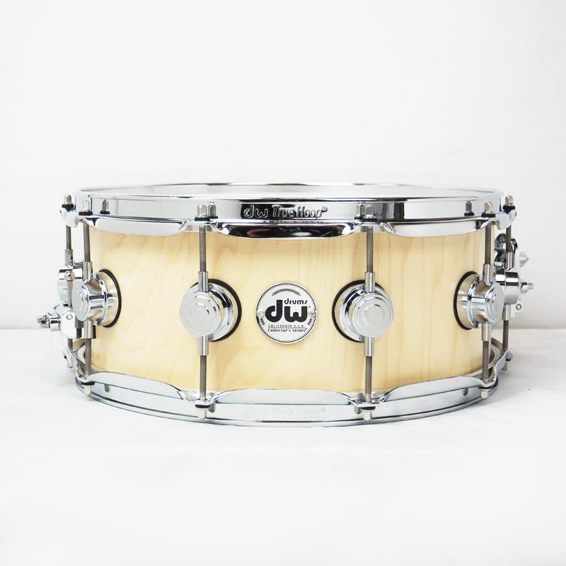 楽器種別：新品dw/新品 商品一覧＞＞ドラム【75，000円〜145，000円】 商品一覧＞＞スネアドラム/dw 商品一覧＞＞安心してお買い物頂けるよう、スネアもシンバルも丁寧梱包でお届けします！dw DR325514SSC101[Collector's Pure Maple ''333'' Shell 14x5.5 /Natural Satin Oil]商品説明＜333 Shell＞シェルを形成している各プライの木目の方向が変わると、音に大きく影響します。VLT（バーチカル・ロー・ティンバー）シェルでは、最外層と最内層のプライが従来の水平配置ではなく、垂直に走っています。柾目はシェルにかかる張力を少なくするため、より自由に振動することができ、その結果基本ピッチが低くなります。そうして培われてきたVLTテクノロジーから、この度新たに333シェルが誕生しました。VLTの進化形となる9プライのシェルは、レインフォース（補強フープ）はなく、最大限のレゾナンスとアタックを保ちながら全体的に低いトーンを生み出します。333シェルはCollector's Series Pure Mapleでのみ選択可能です。ースペックーサイズ：14×5.5シェル：Collector's Pure Maple 333 Shellフィニッシュ：Natural Satin Oilフープ：True Hoops 10-holeテンションボルト：True-Pitch 50ストレイナー：MAG Throw Off & 5P (five position) butt plateスナッピー：TRUE-TONE Snare Wiresパーツカラー：Chromeティンバーノート：F#※店頭に展示され試演奏解放されておりますため、ヘッドの打痕など若干の使用感がございます。予めご了承くださいませ。イケベカテゴリ_ドラム_スネアドラム_dw_新品 SW_dw_新品 JAN:0647139688916 登録日:2026/06/28 スネア スネアドラム