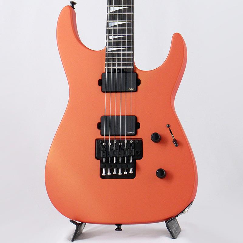 楽器種別：新品Jackson USA/新品 商品一覧＞＞エレキギター【300，000円〜570，000円】 商品一覧＞＞STタイプ/Jackson USA 商品一覧＞＞当店のギターは、出荷前に専門スタッフが検品・調整しているので安心です！Jackson USA American Series Soloist SL2MG (Satin Lambo Orange/Ebony)商品説明American Series1980年に南カリフォルニアで誕生したJacksonブランドは、ハードロックやメタルの名プレイヤーたちのニーズを取り入れ、テクニカルかつハイスピードな演奏に対応する機能を備えた楽器を提供したパイオニアブランドです。Jacksonは、この40年間、ハイパフォーマンスギターの分野に革命を起こし続けており、メタル業界を代表するメーカーとして世界を席巻しています。Jackson American Seriesは、ジャクソンブランドにとって、カリフォルニア州のコロナ工場で製作される初のフラッグシップ製品ラインとなり、Jacksonの歴史における新しい章の幕開けを象徴します。テクニカルプレイに必要不可欠な要素をすべて備えたAmerican Series Soloist SL2MGは、プレミアムなハイパフォーマンスギターカテゴリーにおける新たなスタンダードを確立し、世界中のプレーヤーを刺激します。アルダーボディに、サスティンを高めるスルーネック構造の3ピースメイプルネックにはグラファイト補強ロッドを埋め込み、温度や湿度などの影響を最小限に抑え込みます。丁寧なエッジロールオフ処理が施された12インチ〜16インチコンパウンドラジアスのエボニー指板には、24本のジャンボステンレスフレットとインバースマザーオブパールシャークフィンインレイを備え、ストレスフリーに高度かつ高速なプレイができるように設計されています。Luminlayグローインザダークサイドドットにより、暗いステージでも優れたフレットポジションの視認性が確保されており、ヒールマウントのトラスロッド調整ホイールにより、ネック調整も容易に行えます。搭載されたEMG 81とEMG 85ハムバッカーは、パンチがありながらも、モダンメタルには必要不可欠なクリアさと優れた分離感が特徴のサウンドを提供します。3ウェイブレードスッチング、1ボリューム、1トーンといったコントロール類は、シンプルながらも多彩なジャンルに対応するパワフルなサウンドとパフォーマンスを提供します。さらに、ポップイン式トレモロアームとステンレススチールスクリューを採用したFloyd Rose 1500 Seriesのダブルロッキングトレモロシステム、Gotoh MG-Tロッキングチューナー、Dunlopデュアルロッキングストラップボタンなど、プレミアムなスペックを備え、大胆かつアグレッシブなプレイでも信頼できるチューニングの安定性とパフォーマンスをお約束します。Jacksonのトレードマークでもある魅力的なスタイリングをフィーチャーしたAmerican Series Soloist SL2MGは、マッチングJacksonポインティヘッドストックとブラックハードウェアを装備しています。※画像はサンプルです。製品の特性上、杢目、色合いは個体ごとに異なります。商品詳細Series: American SeriesBody Material: AlderBody Finish: MatteNeck: Maple， Speed Neck， Neck-ThruNeck Finish: Satin Color MatchedFingerboard: Ebony， 12 to 16 Compound Radius (304.8 mm to 406.4 mm)Frets: 24， Jumbo Stainless SteelPosition Inlays: Inverted Mother of Pearl SharkfinNut (Material/Width): Floyd Rose 1500 Series Locking， 1.6875Tuning Machines: Gotoh MG-T LockingScale Length: 25.5 (64.77 cm)Bridge: Floyd Rose 1500 Series Double-Locking TremoloPickups:EMG 81 (Bridge)EMG 85 (Neck)Pickup Switching: 3-Position Blade:Position 1. Full Bridge PickupPosition 2. Bridge and NeckPosition 3. Neck PickupControls: Volume， ToneControl Knobs: Dome-StyleHardware Finish: BlackStrings: Nickel Plated Steel (.009-.042 Gauges)セミハードケース付属イケベカテゴリ_エレキギター_STタイプ_Jackson USA_新品 SW_Jackson USA_新品 JAN:0717669813338 登録日:2025/02/22 エレキギター ジャクソン
