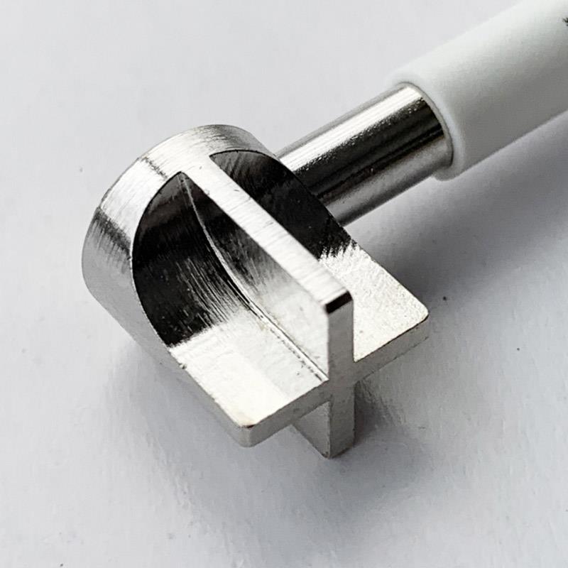 楽器種別：新品HOSCO/新品 商品一覧＞＞楽器アクセサリ【〜5，000円】 商品一覧＞＞メンテナンス用品/その他メンテナンス用品/HOSCO 商品一覧＞＞品揃え豊富な当店なら弦、パーツ、ケーブルなどのアクセサリーがまとめて揃います！HOSCO H-TRW+ プラス型トラスロッド用レンチ商品説明ホスコオリジナルの+型トラスロッドレンチこの+型トラスロッドレンチはネックエンド側にトラスロッドナットを持つたくさんのギターのロッド調整を驚くほど簡単にします。奥行11mm、直径9mmのコンパクトなレンチヘッドは狭いスペースにも入り込みロッド調整を可能にします。トラスロッド調整のためにネックを外す必要はもうありません。MADE IN JAPAN※ご自身で使用された際の破損や故障などのトラブル、事故などに関しましては自己責任とし、当社では保証致しかねますので予めご了承ください※イケベカテゴリ_楽器アクセサリ_メンテナンス用品_その他メンテナンス用品_HOSCO_新品 SW_HOSCO_新品 JAN:4518830802948 登録日:2026/10/25 メンテナンス用品