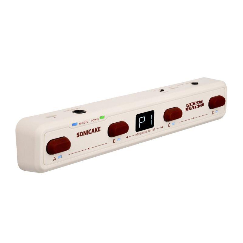 楽器種別：新品SONICAKE/新品 商品一覧＞＞エフェクター【〜10，000円】 商品一覧＞＞ラインセレクター・フットスイッチ/MIDIフットコントローラー/SONICAKE 商品一覧＞＞安心してお買い物頂けるよう、コンパクトもマルチも丁寧梱包でお届けします！SONICAKE Pocket Control QCT-4WH (ホワイト) ワイヤレスMIDIコントローラー商品説明Pocket Control は、柔軟な MIDI コントロールをコンパクトなボディにまとめた、ミュージシャン、プロデューサー、ライブパフォーマー向けのポータブル MIDI コントローラーです。4つのフルプログラム可能なフットスイッチを備え、MIDI セットアップの切り替えや複数メッセージの送信を、足元から直感的に操作できます。6.35mm TRS、USB、有線接続に加え、最大7.5mのワイヤレス接続にも対応。USBホスト機能により、コンピューターを使わずに他の MIDI 機器を操作するマスターコントローラーとしても活用できます。・4つのフルプログラム可能なフットスイッチを搭載・各フットスイッチに最大16種類の MIDI メッセージを割り当て可能・6.35mm TRS / USB / ワイヤレスによる MIDI 伝送に対応・最大7.5mのワイヤレス動作範囲・USBホスト機能によりPCなしのスタンドアロン操作に対応・最大12時間の連続駆動が可能な充電式リチウムバッテリー・最大25kΩのエクスプレッションペダルに対応・168gの軽量設計で持ち運びやすい超コンパクトボディ・専用モバイルアプリ SONICLINK と連携した高度な MIDI 設定【足元の1アクションを、セット全体の操作へ】4つのフットスイッチは、単なる上下切替ではなく、複数のMIDI動作をまとめて呼び出すための実用的なコントロールポイントになります。マルチエフェクターのプリセット変更、外部機器のオン/オフ、DAW側の操作などを整理しておけば、演奏中の手順を減らし、音色切替のタイミングへ集中できます。小さな筐体でも、足元からセットアップ全体を動かせる設計です。【機材に合わせて、接続方法を選べる】TRS、USB、ワイヤレスの各接続に対応しているため、使う機材や現場の配線条件に合わせて柔軟に組み込めます。ペダルボードではTRS、デスクトップやUSB MIDI機器ではUSB、ケーブルを減らしたい場面ではワイヤレスというように、同じコントローラーを複数の環境で使い回せます。接続方式に縛られにくいことが、長く使えるコントローラーとしての強みです。【細かな設定は、スマートフォンで直感的に】MIDIコントローラーは、使い始める前の設定が複雑になりがちです。Pocket Control は専用アプリと組み合わせることで、スイッチごとの割り当てや動作内容を視覚的に整理しながら編集できます。本体はシンプルなまま、設定作業は画面の広いスマートフォン側で行えるため、ライブ前の調整やプリセット管理も進めやすくなります。コンパクトさと編集しやすさを両立した運用ができます。【電源まわりをシンプルにする内蔵バッテリー】最大約12時間のバッテリー駆動に対応しているため、短時間のリハーサルやライブ、机上の制作環境では電源アダプターに依存せず使えます。小規模なセットではケーブルを減らし、大きなボードでは一時的な配置変更にも対応しやすくなります。持ち運びやすいサイズと合わせて、必要な場所へすぐ置ける機動力があります。商品詳細製品タイプ：ワイヤレス MIDI コントローラーフットスイッチ：4基（フルプログラム可能）MIDIメッセージ：各フットスイッチ最大16種類まで割り当て可能動作範囲：最大7.5m対応エクスプレッションペダル抵抗値：最大25kΩ電源：内蔵バッテリー（USB充電対応）バッテリー駆動時間：最大12時間外形寸法：225.6mm（幅）× 40.1mm（奥行）× 29.8mm（高さ）重量：168gイケベカテゴリ_エフェクター_ラインセレクター・フットスイッチ_MIDIフットコントローラー_SONICAKE_新品 SW_SONICAKE_新品 JAN:0843037103401 登録日:2026/06/15 ソニケーキ MIDIコントローラー