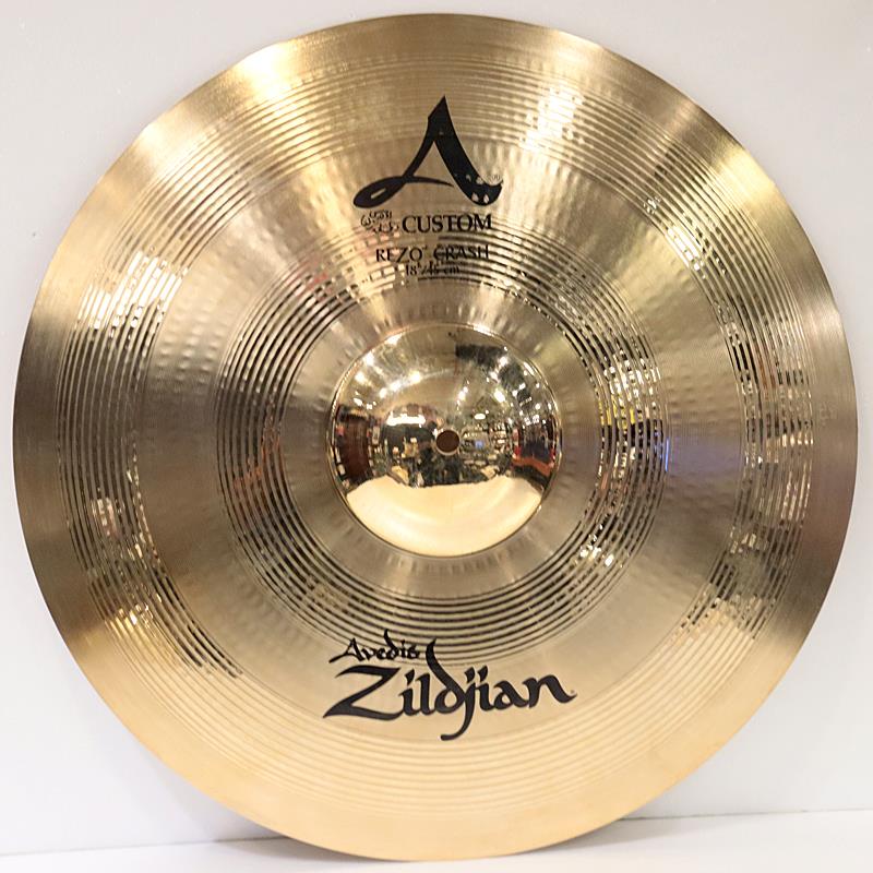 楽器種別：ユーズドZildjian/A Custom 商品一覧＞＞Zildjian/ユーズド 商品一覧＞＞ドラム【15，000円〜40，000円】 商品一覧＞＞シンバル/クラッシュ/Zildjian 商品一覧＞＞安心してお買い物頂けるよう、スネアもシンバルも丁寧梱包でお届けします！Zildjian USED 中古 A Custom Rezo Crash 18'' [1530g]商品説明☆中古品☆現在は廃番となっているA Custom Rezo Crash 18インチの中古品が入荷いたしました。中古品の為、打痕や指紋汚れ等の使用感がございます。＜A Custom＞アーティストとのコラボレーションにより新たなハンマリングテクノロジーを開発し、A Zildjianがさらにスムーズでスウィート、かつ知的な音色へと進化。レコーディングからライブまで多様なシーンに対応するモダンサウンドが定評。＜Rezo Crash＞ブリリアントとトラディショナル仕上げを交互に施したユニークなルックス。力強く明るい響きと、素早いレスポンスを併せ持つことが出来るのが、このユニークな仕上げのサウンド面での効果です。カップ部も新たにデザインされ、そのプロジェクション性能（響き＝レゾネート）も向上しています。程よいアタックと十分なボリューム、華やかな高域が豊かに伸びる1枚です。サイズ：18インチウェイト（実測値）：約1530gイケベカテゴリ_ドラム_シンバル_クラッシュ_Zildjian_A Custom_ユーズド SW_Zildjian_ユーズド JAN:2500190901272 登録日:2026/07/13 シンバル ジルジャン Aカスタム