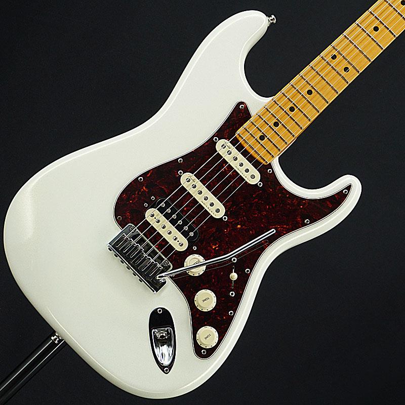 楽器種別：ユーズドFender USA/American Ultra 商品一覧＞＞Fender USA/ユーズド 商品一覧＞＞エレキギター【155，000円〜295，000円】 商品一覧＞＞STタイプ/Fender USA 商品一覧＞＞当店のギターは、出荷前に専門スタッフが検品・調整しているので安心です！Fender USA USED 中古 American Ultra Stratocaster HSS (Arctic Pearl/Maple) ［SN.US210081321］ フェンダー商品説明Fender USA最高峰のモダンシリーズAmerican Ultra！HSS仕様のモダンスペックを追求した2021年製個体の入荷！フェンダーのUSA製ラインナップの新しいフラッグシップとなるUltraシリーズは、卓越したプレイヤー向けのハイエンドスペックを搭載しています。ミディアムジャンボフレットを装備した10-14インチのコンパウンドラジアス指板をフィーチャーしたModern Dシェイプネックは、丁寧なエッジのロールオフ加工が施され、ボディとネックヒール部には新たなコンター加工を採用。まるで体の一部に溶け込むような快適な弾き心地を実現しています。Stratocaster HSSモデルにはUltra Noiseless Hot Stratシングルコイルピックアップをネックとミドルポジションに、ブリッジにはUltra Double Tapハムバッカーを搭載し、高出力でありながら透明感のある、広いダイナミックレンジを確保したサウンドが得られます。S1スイッチによりDouble Tapハムバッカーをコイルスプリットしシングルコイルとして使用でき、より幅広いサウンドメイキングに対応します。個体状態といたしましては、多少の細かなキズやパーツのくすみ、ビスの僅かなサビ、ピックガード上の弾きキズが生じておりますが、美観を損なう深いキズはございません。フレットは7割程度の高さを残し、ネックまわりや電装系含め演奏面での支障はございませんので、これからもガンガンお使いいただける1本としてお迎えいただけます。モダンなスペックによる高いプレイアビリティが魅力的なウルトラシリーズ、ぜひともこの機会にご検討ください！2021年製オリジナル・ハードケース付属Weight≒3.80kg商品詳細Body.....AlderBody Finish.....Gloss PolyurethaneNeck.....Maple， Modern DNeck Finish.....Satin Urethane with Gloss Urethane Headstock Face Fingerboard.....Maple， 10 to 14 Compound Radius (254 mm to 355.6 mm)Frets.....22， Medium JumboNut.....Bone， 1.685 (42.8 mm)Scale.....25.5 (648 mm)Tuners.....Deluxe Cast/Sealed Locking (all short posts)Bridge.....2-Point Deluxe Synchronized Tremolo with Pop-In ArmHardware.....Nickel/ChromePickups.....Ultra Double Tap Humbucking (Bridge)， Ultra Noiseless Hot Strat (Middle/Neck)Controls.....Volume (with S-1 Switch)， Tone 1 (Neck/Middle)， Tone 2 (Bridge Pickup)， 5wa Lever SWSpecial Electronics.....S-1 Switch Activates Custom Double Tapイケベカテゴリ_エレキギター_STタイプ_Fender USA_American Ultra_ユーズド SW_Fender USA_ユーズド JAN:2500010787369 登録日:2025/10/23 エレキギター フェンダー ふぇんだー フェンダーUSA アメリカンウルトラ アメトラ