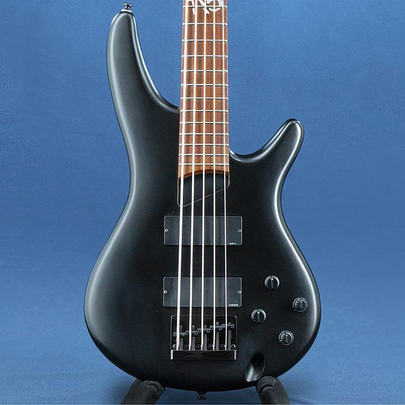楽器種別：ユーズドIbanez/Signature Models 商品一覧＞＞Ibanez/ユーズド 商品一覧＞＞ベース【75，000円〜140，000円】 商品一覧＞＞エレキベース/5弦ベース・6弦ベース(多弦ベース)/Ibanez 商品一覧＞＞当店のベースは、出荷前に専門スタッフが検品・調整しているので安心です！Ibanez USED 中古 K5-BKF商品説明ミクスチャーロックバンド「コーン（Korn、KoЯn、KoRn）」のベーシスト、フィールディ（Fieldy）シグネイチャーモデル本機はスリムシェイプのマホガニーボディにメイプル/ブビンガの5pc.ネック、ローズウッド指板を採用。また、氏の要望によりHipshot社製マシンヘッドやプレートのみをアルミニウム材に変更したブリッジなど、徹底的な軽量化とトータルウェイトバランスの見直しが図られています。Mid周波数を調整可能な3BandEQを搭載し幅広いサウンドメイクが可能です。擦り傷や打痕、ボディ各所に摩擦等によるテカリが生じております。2連ノブの軸が若干曲がっており少し回しづらいですが機能は問題無く動作します。トラスロッドの余裕はあり、ネックコンディションはローフレット側に逆反りの波打ちが見受けられ、軽いビビリはございますが、音詰まり無くお使いいただけます。Weight≒3.43kg付属品：汎用ギグケースイケベカテゴリ_ベース_エレキベース_5弦ベース・6弦ベース(多弦ベース)_Ibanez_Signature Models_ユーズド SW_Ibanez_ユーズド JAN:2500030919306 登録日:2026/08/23 エレキベース アイバニーズ イバニーズ