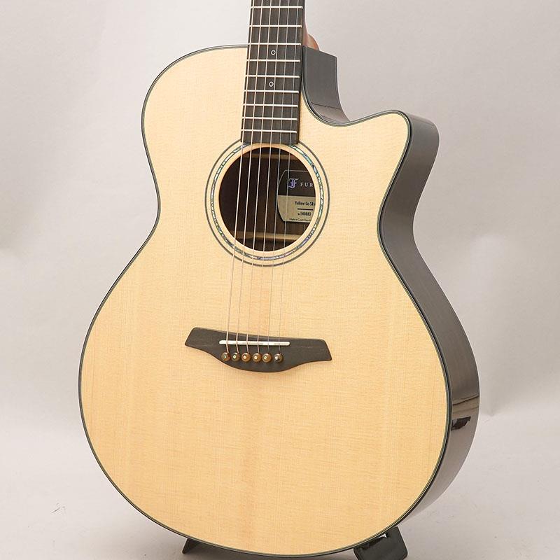 楽器種別：新品Furch/新品 商品一覧＞＞アコースティック・エレアコギター【325，000円〜610，000円】 商品一覧＞＞アコースティックギター/Furch 商品一覧＞＞アコギ買うなら、当店で！出荷前の検品・調整はもちろん、丁寧梱包でお届けします！Furch Yellow Gc-SRa　#140883商品説明1981年、旧チェコスロバキア領でブルーグラスミュージシャンにより設立されたフォルヒギターズ！！岡崎倫典さん、中川イサトさん、岸部眞明さん、UK（MOROHA）さん等、錚々たるアーティストに使用される今話題のブランドです！ヨーロッパを代表するブランドの一つとして主にフィンガースタイルのギタリストに愛されるフォルヒ。その造りの丁寧さ、美しい仕上げ、洗練されたサウンド、滑らかな弾き心地、数多のミュージシャンに使用されるのに十分な理由のある素晴らしいギターです。本器「Yellow Gc-SRa」は、フォルヒギターの王道Yellowシリーズ(旧23シリーズ)のグランドオーディトリアムカッタウェイスタイル！！トップ材はAAAグレードのシトカスプルース、サイドバック材はAAグレードのインディアンローズウッドを採用。優れた音量バランスと深みのある低音のオーディトリアムボディと、クリアで立ち上がりの早いスプルーストップの組み合わせは、幅広いジャンルにお使い頂ける非常に汎用性の高いサウンドが魅力的です。1音1音の分離感も良く、ベースラインやメロディを前に出したいプレイヤーの方に相応しいギターと言えます。ナット幅は45mmと広めとなっておりますが、薄めのネックシェイプによって得られる抜群のプレイアビリティは多くのプレイヤーからの支持を集めています。また、ロゼッタには細めのアバロン、ポジションマークはエクリプスタイプ、バインディングとブリッジピンにはべっ甲柄を採用する等、隅々までこだわられたデザインは、上品で落ち着いたヨーロピアンな雰囲気を感じさせてくれます。アメリカンギターとは一味違うヨーロッパの風を是非ご体感ください！！◆CNR System Active（Composite Neck Reinforcement System）◆こちらのモデルは、フォルヒ独自開発の「CNR System Active（Composite Neck Reinforcement System）」が搭載されています。既存のCNRネックシステムからアップデートされた革新的なネック設計です。最も特筆すべき特徴として、ネックブロックに設置された弦高調整ボルトによりネックの角度調整が可能で、サドルを削ることなく弦高調整を行うことが出来るようになりました。更に、以前のシステムよりネックの剛性と安定性が向上していることから、より長期にわたってプレイアビリティと安定性を維持することが実現しました。※このボルトを使って安全にネック角度を調整するには、専用工具及び調整技術を習得した技術者による操作が必要ですので、池部楽器店アコースティックフロアスタッフまでご相談ください。商品詳細Top: AAA Sitka SpruceBack and Sides: AA Indian RosewoodNeck: MahoganyBracing : Scalloped X BracingNut Width: 45mmFingerboard: EbonyBridge: EbonyScale Length: 650mmTuner：GOTOH 510 エボニーボタンCase：Furch Original Hard Caseイケベカテゴリ_アコースティック・エレアコギター_アコースティックギター_Furch_新品 SW_Furch_新品 JAN:2500020011904 登録日:2026/09/14 アコースティックギター アコギ ファルヒ