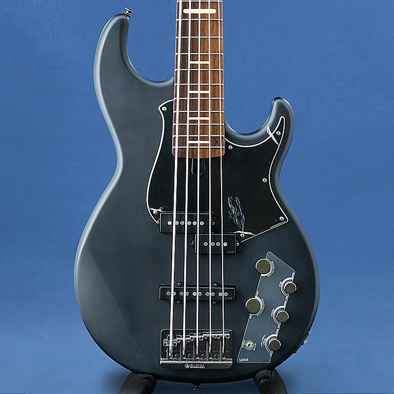 楽器種別：ユーズドYAMAHA/BB Series 商品一覧＞＞YAMAHA/ユーズド 商品一覧＞＞ベース【55，000円〜110，000円】 商品一覧＞＞エレキベース/その他ベース一般/YAMAHA 商品一覧＞＞当店のベースは、出荷前に専門スタッフが検品・調整しているので安心です！YAMAHA USED 中古 BB735A (Trans Matte Black)商品説明ヤマハ「BB」シリーズのアクティブ仕様5弦モデルの中古が入荷！本機はアルダー/メイプル/アルダー材の3層構造によるラミネートボディ、メイプル材とマホガニー材を組み合わせスリムなグリップシェイプになった5ピースラミネートネック、ローズウッド材指板を採用しております。アクティブベースとなる当機のコントロール部は、ボリューム/ピックアップバランサー/3バンドEQ仕様、スイッチによりアクティブ/パッシブの切り替えも可能となっておりシチュエーションに合わせたサウンドチョイスが可能となっております。また、背面にはバッテリーアラートLEDが搭載されバッテリー交換のタイミングを視認できます。また、大きな特徴としてジョイント部のボルトをネックに向かって斜め45度に打ち込むことで、より強固に密着させネックとボディが一体となった強烈な鳴りを実現する6-ボルトマイタージョイント、弦のストレスを軽減しつつ弦振動をボディにしっかりと伝える、ブリッジ・サドルから45度の角度で弦をボディ裏から通すマイターストリンギングブリッジが搭載されております。細かな擦り傷や軽い打痕、擦れによる塗装の艶、パーツのくすみ等がございますが、演奏上問題無くお使いいただけます。トラスロッドの余裕はあり、ネックコンディションも大きなクセは無く良好です。Weight≒4.57kg付属品：純正ギグバッグイケベカテゴリ_ベース_エレキベース_その他ベース一般_YAMAHA_BB Series_ユーズド SW_YAMAHA_ユーズド JAN:2500030918859 登録日:2026/08/23 エレキベース ヤマハ やまは