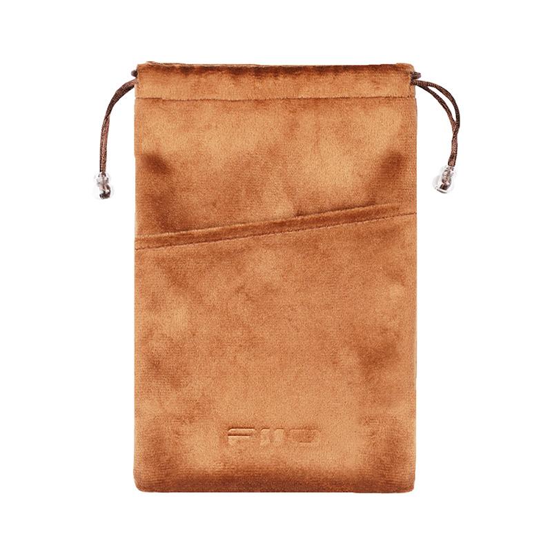楽器種別：新品FiiO/新品 商品一覧＞＞レコーディング【〜5，000円】 商品一覧＞＞レコーディング周辺機器/その他周辺機器/FiiO 商品一覧＞＞パワーレックは、専門スタッフに気軽に相談できる渋谷発のDTM・レコーディング機材専門フロアです。FiiO CP13 Storage bag Brown (ブラウン)(フィーオ)(ストレージバック)(ベルベット生地)(FIO-ST-CP13-BR)商品説明【製品の特長】・CP13の収納に便利なストレージバッグ・ベルベット生地採用、ポケット付き・カラーはブルーとブラウンの2色・約130mm×190mmの使いやすいサイズイケベカテゴリ_レコーディング_レコーディング周辺機器_その他周辺機器_FiiO_新品 SW_FiiO_新品 JAN:4562314018806 登録日:2026/08/06 フィーオ