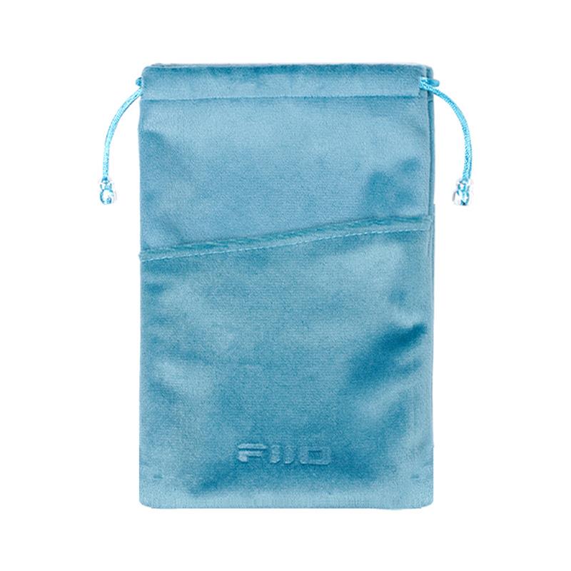 楽器種別：新品FiiO/新品 商品一覧＞＞レコーディング【〜5，000円】 商品一覧＞＞レコーディング周辺機器/その他周辺機器/FiiO 商品一覧＞＞パワーレックは、専門スタッフに気軽に相談できる渋谷発のDTM・レコーディング機材専門フロアです。FiiO CP13 Storage bag Blue (ブルー)(フィーオ)(ストレージバック)(ベルベット生地)(FIO-ST-CP13-L)商品説明【製品の特長】・CP13の収納に便利なストレージバッグ・ベルベット生地採用、ポケット付き・カラーはブルーとブラウンの2色・約130mm×190mmの使いやすいサイズイケベカテゴリ_レコーディング_レコーディング周辺機器_その他周辺機器_FiiO_新品 SW_FiiO_新品 JAN:4562314018790 登録日:2026/08/06 フィーオ