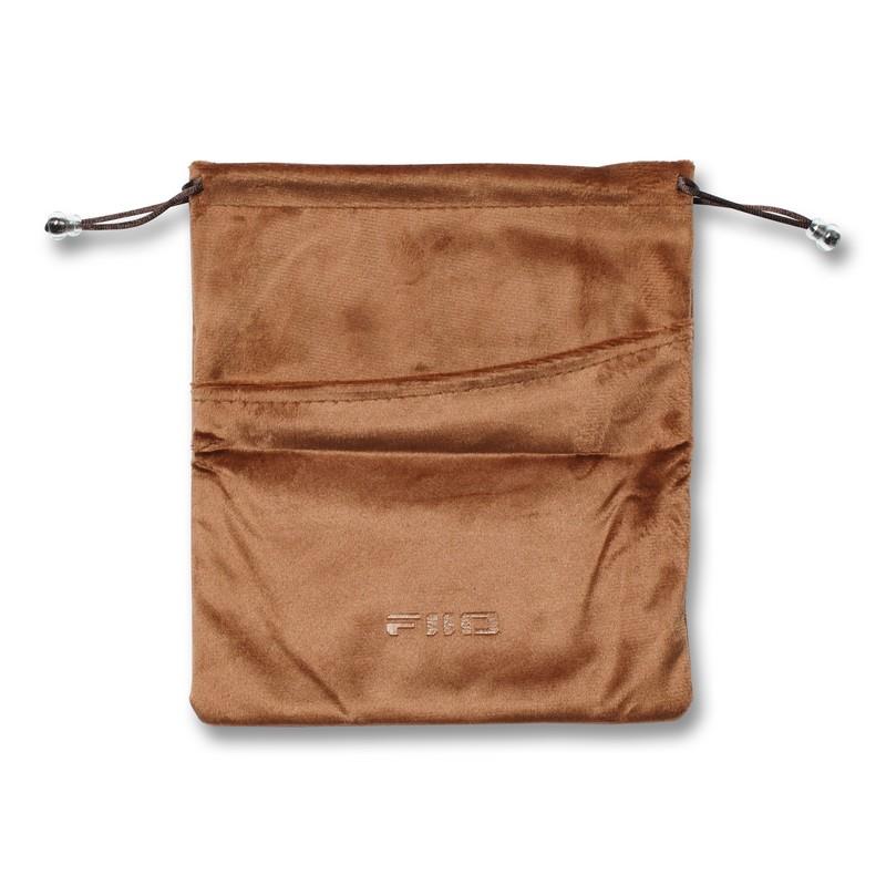 楽器種別：新品FiiO/新品 商品一覧＞＞レコーディング【〜5，000円】 商品一覧＞＞レコーディング周辺機器/その他周辺機器/FiiO 商品一覧＞＞パワーレックは、専門スタッフに気軽に相談できる渋谷発のDTM・レコーディング機材専門フロアです。FiiO DM13 Storage bag Brown (ブラウン)(フィーオ)(ストレージバック)(ベルベット生地)(FIO-ST-DM13-BR)商品説明【製品の特長】・DM13の収納に便利なストレージバッグ・ベルベット生地採用、ポケット付き・カラーはブルーとブラウンの2色・約180mm×200mmの使いやすいサイズイケベカテゴリ_レコーディング_レコーディング周辺機器_その他周辺機器_FiiO_新品 SW_FiiO_新品 JAN:4562314019902 登録日:2026/08/06 フィーオ