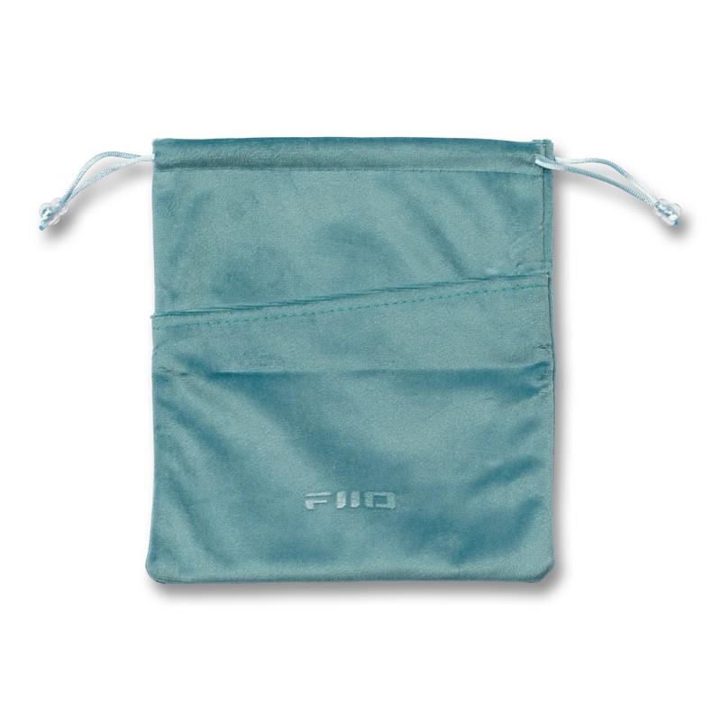 楽器種別：新品FiiO/新品 商品一覧＞＞レコーディング【〜5，000円】 商品一覧＞＞レコーディング周辺機器/その他周辺機器/FiiO 商品一覧＞＞パワーレックは、専門スタッフに気軽に相談できる渋谷発のDTM・レコーディング機材専門フロアです。FiiO DM13 Storage bag Blue (ブルー)(フィーオ)(ストレージバック)(ベルベット生地)(FIO-ST-DM13-L)商品説明【製品の特長】・DM13の収納に便利なストレージバッグ・ベルベット生地採用、ポケット付き・カラーはブルーとブラウンの2色・約180mm×200mmの使いやすいサイズイケベカテゴリ_レコーディング_レコーディング周辺機器_その他周辺機器_FiiO_新品 SW_FiiO_新品 JAN:4562314019896 登録日:2026/08/06 フィーオ