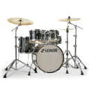 楽器種別：新品ドラムセット/SONOR 商品一覧＞＞ドラムセット【145，000円〜275，000円】 商品一覧＞＞安心してお買い物頂けるよう、スネアもシンバルも丁寧梱包でお届けします！SONOR SN-AQ2ST #TSB [AQ2 STUDIO Shell Set / Transparent Stain Black] 【シンバル、ハードウェア別売】商品説明【AQ2 STUDIO TSB [BD20・FT14・TT10＆12・SD14・ダブルタムホルダー / ラッカーフィニッシュ：トランスペアレント・ステインブラック】アウターとインナーに北米産メイプルを、芯材にアジア産のメイプルを使用した、ミドルクラスドラムセット。コストパフォーマンスに優れながらも、ミドルクラスとは思えないチューニングレンジとSONORサウンドを受け継いだ、しっかりした芯のあるサウンドを獲得。初心者にはもちろん、中級・上級のドラマーにも十分満足できるスペックのモデル。こちらは、美しい色合いのラッカー・フィニッシュのモデルです。＜スペック＞●シェル材：メイプル 7プライ - カナディアンメイプル 2プライ/アジアンメイプル 3プライ/カナディアンメイプル 2プライ●シェル厚：BD 7.2mm、SD・TT・FT・小口径BD 5.8mm●チューンセーフ・システム内蔵ラグ装備●SONOR上級モデルと同じく、CLTF - テンション・フリー・シェル成形工法・採用●45°ベアリング・エッジ●新開発のスマート・マウントは、金属パーツの総重量を抑えたデザイン。重量によるシェルへの負担を軽減します。●APS：ハードウェア類（ラグ、ブラケット）とシェルを、ダイレクトに接触させないラバー・スーペーサー＜セット内容＞Bass Drum：20×16、Floor Tom 14×13、Tom Tom 10×7・12×8、Snare Drum 14×6、ダブルタムホルダー付属＜カラー＞TSB / トランスペアレント・ステインブラック・ラッカー・フィニッシュ※画像はイメージです。※画像のタムホルダー以外のハードウェア、シンバルは、付属致しません。※部分アップの画像は、別カラー（ASB / アクア・シルバー・バースト・ラッカー）となっております。イケベカテゴリ_ドラム_ドラムセット_SONOR_新品 JAN:4044661503186 登録日:2018/01/18 ドラムセット ドラムキット ソナー ゾノア ゾナー