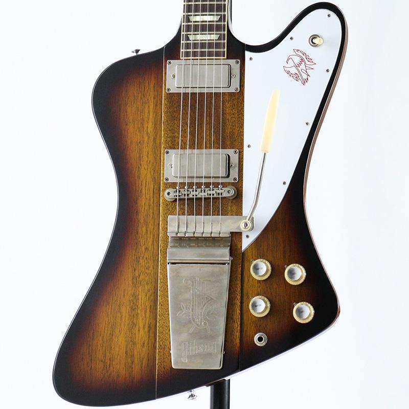 楽器種別：新品Gibson/Custom Shop 商品一覧＞＞Gibson/新品 商品一覧＞＞エレキギター【600，000円〜1，120，000円】 商品一覧＞＞ファイヤーバードタイプ/Gibson 商品一覧＞＞当店のギターは、出荷前に専門スタッフが検品・調整しているので安心です！Gibson 1963 Firebird V w/ Maestro Vibrola VOS (Vintage Sunburst) 【Weight≒3.89kg】商品説明1963 Firebird V w/ Maestro Vibrola VOS が入荷！長きに亘り培われた高い製作技術と飽くなき探究心、厳選されたマテリアルにより至高のエレキギター・ベースを製作するために1993年に立ち上げられたGibson Custom Shop。現在もなお昔ながらのハンドクラフト製法と、徹底的に追求したヴィンテージの知識から製作されたカスタムショップ・ラインナップは、他所の追従を許さないほどの見事な作りとなり、プレイヤーの内に秘めるインスピレーションを際限なく沸き立たせてくれる最高の愛機となるでしょう。1963年に発表されたFirebirdは、Gibson初のネック・スルー・ボディ構造のモデルでした。伝説的な自動車デザイナーのレイ・ディートリッヒを起用し、ラジカルな新しいソリッド・ボディ・ギターを製作した時、Rock 'n Rollの歴史が始まりました。オフセットシェイプ、スルーネック構造、ホットなサウンドを奏でるミニハムバッカーという独自性により、数多のミュージシャンに愛され1963 Firebird Vは瞬く間に歴史に刻まれるモデルとなりました。特徴的な9プライのマホガニー/ウォルナットによって構成されたスルーネックにウィングのマホガニーボディ構造、リバースアングルのペグラインにバンジョーペグなど、他のGibson製品とは一線を画す唯一無二の個性が光るFirebird V。その特徴的なデザイン、構造はもちろん、プレイフィールまでを、Gibson Custom Shopが誇る再現度でヴィンテージ同様に仕上げています。ネックシェイプは「Authentic '63 Medium C-Shape」を採用しており1959 Les Paul Standard Reissueモデルよりもやや細いイメージで、プレイヤーを選ばないスムーズな握り心地とスルーネックならではのハイポジションの演奏性の高さも魅力となっております。所謂ミニハムバッカーとは異なるFirebird用のアルニコ5ピックアップはBluesやRock 'n Rollに最適な情熱的な切れ味を持ち合わせています。ピックガードに刻まれたエンブレムが削れて消えてしまう程にハードに弾き込んでいただきたい逸品です。商品詳細■Weight≒3.89kg■S/N: 504533BodyBody Shape: DesignerBody Material: 9-ply Mahogany/Walnut Neck-ThroughBinding: Fingerboard 1-Ply CreamWeight Relief: NoneFinish: Nitrocellulose Lacquer VOS (Vintage Patina)NeckNeck Material: 9-ply Mahogany/Walnut Neck-ThroughProfile: Authentic '63 Medium C-ShapeScale Length: 24.75 / 628.65mmFingerboard Material: Indian Rosewood， Hide Glue FitFingerboard Radius: 12Number Of Frets: 22Frets: Authentic Medium-JumboNut Material: NylonNut Width: 1.69 / 42.85mmEnd of Board Width: 2.24 / 56.89mmInlays: Aged Cellulose Nitrate TrapezoidJoint: Neck-Through ConstructionHardwareFinish: NickelTuner Plating: NickelBridge: ABR-1Saddle Material: Nickel-plated BrassTailpiece: Maestro VibrolaTuning Machines: Deluxe Banjo TunersPickguard: 3-Ply White/Black/White Firebird Hot-stampedTrussRod: 2-way AdjustableTruss Rod Cover: Black 1-Ply Gibson Hot-stampedControl Knobs: Gold Top Hats w/ Silver InsertsSwitch Tip: CreamControl Covers: BlackStrap Buttons: AluminumPickup Covers: NickelElectronicsNeck Pickup: Firebird Alnico VBridge Pickup: Firebird Alnico VControls: 2 500K CTS Volume Pots， 2 500K CTS Tone Pots， Hand-Wired Harnessカスタムショップ・ハードケース、認定書、他付属イケベカテゴリ_エレキギター_ファイヤーバードタイプ_Gibson_Custom Shop_新品 SW_Gibson_新品 JAN:4580568413758 登録日:2026/03/26 エレキギター ギブソン カスタムショップ