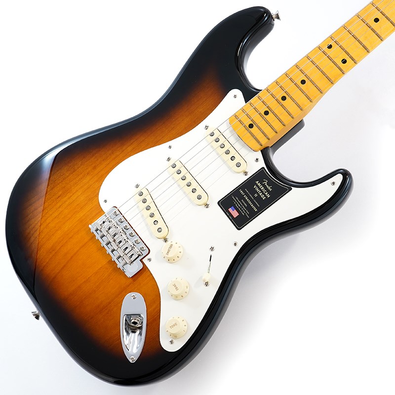 楽器種別：新品Fender USA/American Vintage II 商品一覧＞＞Fender USA/新品 商品一覧＞＞エレキギター【225，000円〜425，000円】 商品一覧＞＞STタイプ/Fender USA 商品一覧＞＞当店のギターは、出荷前に専門スタッフが検品・調整しているので安心です！Fender USA American Vintage II 1957 Stratocaster (2-Color Sunburst/Maple)商品説明American Vintage II SeriesAmerican Vintage IIは、音楽の歴史を変えた革新的なエレクトリックギターとベースを、極めて正確に再現したシリーズです。当時の仕様を忠実に反映したボディシェイプ、ネック、ハードウェア構成、プレミアムなフィニッシュ、そして年代別にヴォイシングされ細部にまでこだわり抜いたピックアップを搭載し、本物のFenderクラフトマンシップとトーンのエッセンスを凝縮した一本です。独特の色気に満ちた曲線、きらめくサウンド、画期的なトレモロブリッジを備えたStratocasterが1954年に登場した時、これまで見たこともない真新しさに全世界が驚愕しました。様々なアップデートを経て、1957年には世紀を代表するギターのひとつの完成形にまで進化を遂げました。American Vintage II 1957 Stratocasterは、Pure Vintage ‘57 Stratocasterピックアップを3基搭載し、滑らかなボディコンター、7.25インチラジアスのメイプル指板を備えたVシェイプネックが特徴で、1957年に存在していたオリジナルモデルのトーンとフィーリングを再現しています。また、コールドロールド（冷間圧延）スチールブロックとベントスチールサドルを備えたPure Vintage Synchronized Tremolo、Fender Deluxeチューニングマシン、1-plyピックガードなどのプレミアムな仕様が採用されています。フェンダーのアイコニックなギターシェイプを讃えて開発されたAmerican Vintage II 1957 Stratocasterは、アルダーボディに2-Color SunburstとSea Foam Green、という2種類のニトロセルロースラッカーフィニッシュをラインナップしています。American Vintage IIは、フェンダーの礎を築いたギターとベースを忠実に復刻している、ヴィンテージフェンダーのトーンとフィーリングを愛するプレイヤーへ向けたシリーズです。音楽の歴史を作り上げてきたギターとベースを、現代の技術で蘇らせています。※画像はサンプルです。製品の特性上、杢目、色合いは一本一本異なります。商品詳細Body Material: AlderBody Finish: Gloss Nitrocellulose LacquerNeck: 1-Piece Maple， 1957 VNeck Finish: Gloss Nitrocellulose LacquerFingerboard: Maple， 7.25 (184.1 mm)Frets: 21， Vintage TallPosition Inlays: Black Dot (Maple)Nut (Material/Width): Bone， 1.650 (42 mm)Tuning Machines: Pure Vintage Single Line Fender DeluxeScale Length: 25.5 (64.77 cm)Bridge: Pure Vintage Synchronized Tremolo with Bent Steel SaddlesPickguard: 1-Ply ParchmentPickups: Pure Vintage ‘57 Single-Coil Strat (Bridge)， Pure Vintage ‘57 Single-Coil Strat (Middle)， Pure Vintage ‘57 Single-Coil Strat (Neck)Pickup Switching: 5-Position BladePosition 1. Bridge PickupPosition 2. Bridge and Middle PickupPosition 3. Middle PickupPosition 4. Middle and Neck PickupPosition 5. Neck PickupControls: Master Volume， Tone 1. (Neck/Middle Pickups)， Tone 2. (Bridge Pickup)Control Knobs: Aged WhiteHardware Finish: Nickel/ChromeStrings: Fender USA 250R Nickel Plated Steel (.010-.046 Gauges)， PN 0730250406ハードケース付属イケベカテゴリ_エレキギター_STタイプ_Fender USA_American Vintage II_新品 SW_Fender USA_新品 JAN:0885978734818 登録日:2022/10/11 フェンダー アメリカンヴィンテージ
