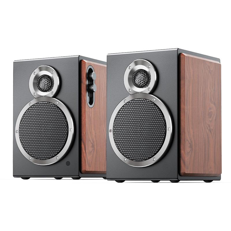 楽器種別：新品FiiO/新品 商品一覧＞＞レコーディング【20，000円〜40，000円】 商品一覧＞＞モニタースピーカー/モニタースピーカー/FiiO 商品一覧＞＞パワーレックは、専門スタッフに気軽に相談できる渋谷発のDTM・レコーディング機材専門フロアです。FiiO SA1 Black (ブラック)(フィーオ)(デスクトップスピーカー)(Bluetooth)(20W)(ホームオーディオ)(FIO-SA1-B)商品説明【製品の特長】★最大出力20Wのウーファーを搭載した高品質デスクトップスピーカーです。USB、光・同軸デジタル、RCA/PHONO、Bluetooth LDACなど豊富な入出力を備え、PC、スマートフォン、レコードプレーヤーにも対応。3.5インチ木材繊維ミッドウーファーによる豊かな低音と31バンドPEQでの音質調整が可能です。物理ノブとリモコン操作の使いやすさ、サブウーファー出力で2.1chシステムへの拡張もでき、デスクからリビングまで幅広く活躍します。●必要なものが全て揃った入出力インターフェース同価格帯や類似製品の中でも、非常に豊富な入出力インターフェースを備えたアクティブスピーカー製品です。・RCA/PHONO IN：RCA入力端子（レコードプレーヤー入力端子としても使用可能）・AUXIN：3.5mmステレオアナログ入力端子・USB IN：Type-Cデジタルオーディオ入力端子(最大96kHz/32bitのデコード規格に対応)・COAX IN：RCA同軸デジタル入力端子(最大192kHz/24bitのデコード規格に対応)・OPTIN：Toslink光デジタル入力端子(最大96kHz/24bitのデコード規格に対応)●高音質BluetoothコーデックのLDACに対応SBC、AACに加え高音質BluetoothコーデックのLDACに対応しています。さらにBluetooth5.4に対応し、最大990kbpsの高ビットレートオーディオをワイヤレス伝送可能。よりリアルな音質をお楽しみいただけます。●優れた音質のテキサス・インスツルメンツ製デジタルアンプデスクトップ用アクティブスピーカーにとって、内蔵アンプの性能は極めて重要です。SA1は、SP3/SP3 BTと同様に、テキサス・インスツルメンツ製のTPA3118クラスDデジタルアンプを2基搭載しています。メインスピーカーとサブスピーカーはそれぞれ2ウェイ駆動され、ウーファー出力最大20W、ツイーター出力最大5Wです。TPA3118は高い変換効率と低ノイズを特徴とし、オーディオ信号の純度を保証します。●初心者から上級者までカバーする内蔵フォノプリアンプRIAAイコライゼーションを備えたフォノプリアンプを内蔵しており、レコードの音声を忠実に再現します。・フォノプリアンプのないレコードプレーヤー（フォノ出力端子のみがある場合）を使用する場合SA1をフォノ入力設定に切り替える事で使用可能になります。・フォノプリアンプ内蔵のレコードプレーヤー（例：FIIO TT13）を使用する場合入力設定をRCA INに切り替えることで使用できます。●サブウーファー出力により瞬時にHiFi 2.1システムに対応RCAサブウーファー出力を搭載。SUB OUTコネクタを使用してアクティブサブウーファーに接続することで2.1chシステムを構築でき、広い部屋でもより迫力のある低音再生を実現します。●大口径3.5インチの木材繊維ミッドウーファーSA1はエントリーモデルとして位置付けられていますが、中低音ユニットはSP3/SP3 BTと同じ3.5インチの大口径ミッドウーファーを採用しています。このユニットは、FT1でも採用された木製ハウジングと同じ木材繊維パルプ製造プロセスを使用しており、その最大の特徴は豊かな音色にあります。純粋なパルプ繊維振動板は軽量性と強度を両立し、紙パルプ材料の調整や配合比により振動板の剛性を高め、音色を調整する事が出来ます。ウッドファイバー振動板の音色は厚みがあり豊かで、中音域のボーカルの密度と感情表現に優れています。そのため、一部の有名ブランドの高級モニタリングスピーカーでもこの技術が採用されています。さらに、3.5インチのミッドウーファーには75mmの大口径フレキシブルサスペンションと組み合わせることで、65Hzまでの低音再生を実現しています。●耳に心地よく馴染む3/4インチ・アルミニウム・マグネシウム合金ドームツイーターモニターグレードのアルミニウム・マグネシウムダイアフラムドームツイーターを採用し、クリアで鮮明なサウンドを実現します。ディテール豊かなサウンドで、他に類を見ない快適なリスニング体験をもたらします。●アプリで調整可能な多種多様なサウンドエフェクト8種類のプリセットサウンドエフェクトと3種類のユーザー定義サウンドエフェクトが内蔵されており、FIIO Controlアプリで調整可能です。ポップ、ロック、クラシック、R&B、ダンスなど一般的なスタイルに加え、モニタリング用に特化したスタイルカーブを調整し、周波数特性カーブをフラットな直線に補正することで、SA1をデスクトップ用アクティブモニタリングスピーカーとしても使用可能です。●31バンドのプロ仕様の高精度ロスレスPEQSA1は、類似製品の中でも珍しい31バンドプロ仕様の高精度ロスレスPEQ（パラメトリックEQ）をサポートし、あらゆる入力モードに適用する事が可能です。FIIOコントロールアプリを使用することで、室内の複雑な残響や定在波によって生じる不均一な周波数応答曲線などの問題に対して効果的に対処が可能となります。●操作の利便性を向上させる物理ノブメインスピーカーの右側に配置された2つの大型物理ノブと大型ボタンにより、SA1の操作がより迅速かつ簡単になります。信号入力ボタンと音量調整ノブ：時計回りに回すと音量が増加、反時計回りに回すと音量が減少します。短く押すと入力が切替わります。低音調整ノブ：時計回りに回すとベース強化、反時計回りに回すと低音が減衰します。電源スイッチ：電源オン（長押し）、電源オフ（短く押す）●一目で状態が分かるRGBステータスインジケータースカイブルー:RCA入力ピンク:PHONO入力緑:AUX入力紫:光入力黄:同軸入力オレンジ:USB入力青:Bluetooth入力※Bluetoothモードで接続されていないときはライトが赤と青に点滅し、Bluetoothモードでのペアリングと接続が成功した後はライトは青色のままになります 。●自然な音質を実現するMDFキャビネットキャビネットには木材繊維を高圧で熱圧縮して作られ、音響特性に優れる高密度MDFを使用（最大12mm厚）。キャビネットの上部と側面には9mm厚の無垢材風合板を採用し、音の共鳴を効果的に抑え、よりピュアでナチュラルな音質を実現します。SA1のフロントデザインをシンプルに、より洗練された外観を実現するため、リアガイドチューブ設計を採用しています。これにより65Hzまで低音域を拡張し、コンパクトスピーカーながら力強い低音を実現しています。●「Acoustic design 2.0」柔軟性と制御精度を向上したクロスオーバー設計SA1はプロフェッショナル用アクティブスピーカーとして設計されています。ドライバー、電源、回路の特性に最適化されたクロスオーバーポイントは3.5kHzに設定されており、SA1のサウンド品質を最大限に引き出します。SA1は、クロスオーバーの柔軟性と制御精度を向上させるため、2ウェイ2次アクティブフィルター回路を採用しています。このクロスオーバー設計は、各ドライバーの信号を互いに分離し、相互変調歪みの低減、ドライバーの過負荷防止を実現し、電力効率を大幅に向上させます。●カスタム仕様の赤外線リモコンでフルコントロール1スタンバイ2ミュート3Bluetooth入力4AUX入力5光入力6RCA/PHONO入力7USB入力8同軸入力9Bluetooth再ペアリング10前のトラック次のトラック再生ボタンと一時停止ボリュームダウンボリュームアップ※ボタン10、、はUSBおよびBluetooth入力でのみ有効です。●自動スタンバイとウェイクアップをサポートSA1は20分間入力を検出しない場合にスタンバイ状態になります。その際、RGBライトインジケーターが赤に変わり、スタンバイ状態になってから20分後に完全に消灯します。信号入力が検出されると、デバイスは自動的に起動し、RGBライトインジケーターはスタンバイ状態に入る前の色に戻ります。※省電力モードはデフォルトでオンになっており、自動スタンバイおよびウェイクアップ機能をサポートしています。省電力モードはスマートフォンアプリ「FIIO Control」でオフにすることが可能です。【製品の仕様】キャビネットの材質 高密度MDFBluetoothコーデック LDAC/AAC/SBCBluetoothバージョン 5.4スピーカークロスオーバー 双方向アクティブ電子回路、クロスオーバーポイントは3.5kHzドライバーサイズ ウーファー：3.5インチツイーター：3/4インチダイヤフラム材質 ウーファー：ウッドファイバーコーンツイーター：アルミニウムマグネシウム合金振動板周波数特性 65〜20kHz最大出力 ウーファー：20Wツイーター：5W低音調整 -6dB〜0dB入力 Bluetooth入力、RCA/PHONO入力、AUX入力、USB入力、同軸入力、光入力出力 サブウーファー出力（SUB OUT）USB/光/同軸対応 USB: 96kHz/32bit同軸: 192kHz/24bit光: 96kHz/24bitサイズ 本体：約135.5×155.6×185mm（脚部含む）セカンダリユニット：約129×141.6×185mm（脚部含む）重量 本体：約1750gセカンダリユニット：約1660g付属品 セカンダリユニット電源アダプターRCA ? 3.5mmオーディオケーブルユニット接続ケーブルリモコン(テスト用単4電池2本付属)クイックスタートガイドイケベカテゴリ_レコーディング_モニタースピーカー_モニタースピーカー_FiiO_新品 SW_FiiO_新品 JAN:4562314020564 登録日:2026/08/06 フィーオ