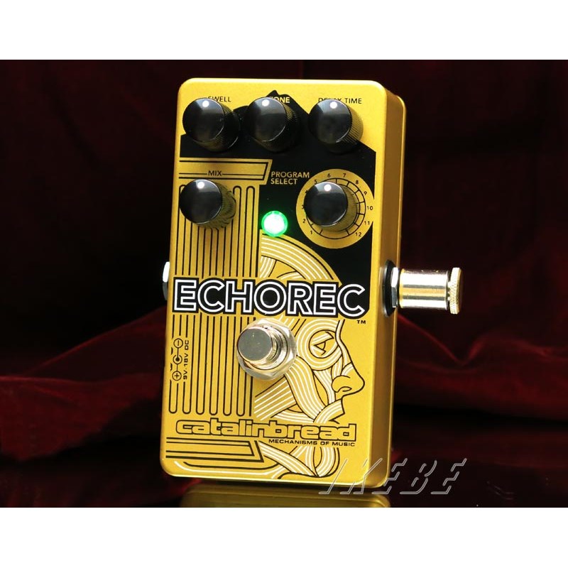楽器種別：新品catalinbread/新品 商品一覧＞＞エフェクター【25，000円〜50，000円】 商品一覧＞＞ギター用エフェクター/空間系/ディレイ/catalinbread 商品一覧＞＞安心してお買い物頂けるよう、コンパクトもマルチも丁寧梱包でお届けします！catalinbread 【WEB限定在庫処分セール】 Echorec（カタリンブレッド）ディレイ商品説明【WEB限定在庫処分セール】処分品は店頭展示品やチョイ傷品、箱ボロ品等も含まれますので予めご了承ください。トーンマスターの異名を持つEJも認めるエコーペダル！浮遊感のある甘いエコーサウンドは絶品です！Catalinbread Echorecは、もはや伝説的ともいえるチューブエコーBinson Echorecを再現するコンパクトディレイペダルです。Binson Echorecのユーザーとしては、Pink Froydが最も有名でしょう。そしてEchorecならではのリズム特性と空気感は今でも多くのミュージシャンを魅了し続けています。Catalinbread Echorecは4つの再生ヘッドの組合せを12種類から選ぶことができます。この中にはオリジナルでは不可能だった組合わせも含まれています！また、オリジナルのEchorecには搭載されていなかったディレイタイムの調整も、Catalinbreadでは40ms-1000msの範囲でコントロールが可能になりました。Repeatsノブでは1回だけのリピートから宇宙船の効果音のようなフィードバックをコントロールします。Toneノブでは簡単に音質を変化させることができます。ナチュラルなディレイ音からダークなトーン、輪郭のはっきりしたトーン、そして少し劣化したようなローファイなトーンまでコントロールします。Mixノブでは原音100%とエフェクト音100%の間でそれぞれの割合を自由に調整可能です。内部のスイッチでバイパス時にトゥルーバイパスとバッファーバイパスを切り替えることができます。バッファーバイパス選択時はエフェクトOFF時にディレイ音が残り自然に減衰していきます。電源はDC9〜18Vセンターマイナスアダプターで動作します。（One Control EPA-2000またはOne Contro RPA-1000を推奨します。※電池での使用には対応していません。Specifications：Specially Selected ComponentsTrue Bypass Switching or Buffered Trails9v-18v DC Power61mA drawMade in USAイケベカテゴリ_エフェクター_ギター用エフェクター_空間系_ディレイ_catalinbread_新品 SW_catalinbread_新品 JAN:4560440823301 登録日:2018/09/23 エフェクター コンパクトエフェクター ストンプボックス