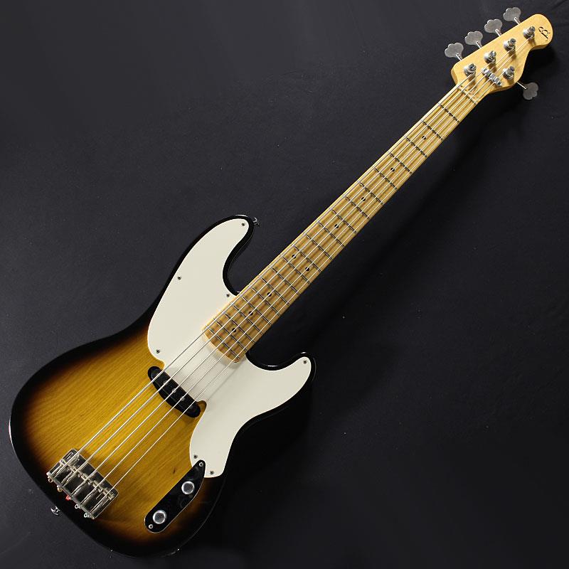 楽器種別：新品BLACK SMOKER/新品 商品一覧＞＞ベース【270，000円〜505，000円】 商品一覧＞＞エレキベース/PBタイプ/BLACK SMOKER 商品一覧＞＞当店のベースは、出荷前に専門スタッフが検品・調整しているので安心です！BLACK SMOKER Trad Master Series Beta OP5 (2 Tone Sunburst/Light Aged)商品説明ユニークながらも使い勝手の良さを感じさせる5弦OPBタイプ。多くのブランドが連なる楽器製造の聖地、長野県の工房BLACK CLOUDによるハンドメイドブランド「BLACK SMOKER」。サウンド/演奏性/ルックスともにハイセンス＆ハイクオリティで数多のプロミュージシャンの間で話題のこちらのブランド、数々のメーカーやモデルの設計/製造に関わってきた代表 黒岩氏と、それを共にクリエイトする若きビルダー柳澤氏の二人によって手掛けられる注目のハンドメイド・ブランドです。本機はアッシュボディ、メイプルネック＆指板をウッドマテリアルにオリジナルのピックアップ搭載で製作されるトラディショナル路線の5弦OPBスタイル・ベースです。当ブランドを一躍メジャーな存在に押し上げた5弦JBスタイル・モデルと同様、ナット幅48mm、305Rの緩やかな指板、程よい肉付き、心地よいホールド感のCシェイプグリップが本機も採用されており、パッシブベースならではのダイナミクスやリニアな反応をダイレクトに感じさせつつ、滑らかな弾き心地も可能にする仕上がりが本機でも体感頂けます。オリジナル製作されるピックアップも太くファットなトーン、オープンに響く程よい暴れ感にて出力されており、力強い音像ながら音程感もしっかりと捉えやすいサウンドを創出しています。シンプルなパッシブベースの醍醐味である芳醇な倍音、しなやかかつオープンな響きが当ブランドのベースではすこぶる素直に感じられ、手にした瞬間から耳馴染みよく弾むサウンド、スムーズな音抜けが体感頂けるでしょう。トラディショナルな素材による馴染み深いサウンドを基調としながらも、こういった演奏性面でのアプローチ、加えてサウンド面での明快なレスポンスや鮮明なイントネーションといった、プレイヤー目線でブラッシュアップされたか様な感触が得られる点こそ、当ブランドベースがプロベーシストに熱烈な支持を得ている所以となっています。ボディコンターも一切無い、50年代初頭のOPBスタイルを採用。多くのファンを抱えるモデルを基調としながら5弦ベースに仕立てられた1本です。本機も4弦ベース特有のオープンな響き、その延長線上にローB弦が存在しているかの様な響きは健在。G弦からB弦までバランスよく鳴る、ブランドのご好評の秘訣もしっかりと継承されています。4弦ベースと違和感無くプレイに没頭できるトーン、質感で仕上がる5弦ベースの需要は実はかなり多く、そんな所がプロミュージシャンはじめバンド系ベーシストの間でも話題となっています。当機もまた、そんなブランドのストロングポイントを存分に味わって頂ける1本に仕上がっています。Weight: ≒4.36kgS/N: #24C05商品詳細【Specifications】Model: TM BETA OP5Body Wood: AshNeck Wood: MapleFingerboard Wood: MapleNeck Shape: C ShapeScale/# of frets: 864mm scale/20FNut/Width: Bone/48mmFrets: Jescar 47104 NS(Medium Jumbo)Radius: 305RHW Color: Chrome&NickelMachineheads: GOTOH GB528Bridge: GOTOH 205B-5-BCPickguard: 1-Ply ParchmentPickups: BLACK SMORKERElectronics: 1Vol，1ToneNeck Finish: LacquerBody Finish: LacquerColor: 2 Tone Sunburst - Light AgedStrings: D'Addario EXL165/XLB125 .045-.125ギグケース付属イケベカテゴリ_ベース_エレキベース_PBタイプ_BLACK SMOKER_新品 SW_BLACK SMOKER_新品 JAN:4515731061986 登録日:2025/09/02 エレキベース ブラックスモーカー ブラッククラウド BlackCloud