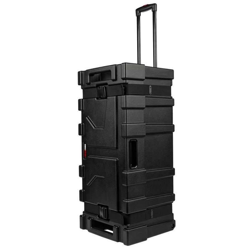 楽器種別：新品GATOR/新品 商品一覧＞＞ドラム【35，000円〜70，000円】 商品一覧＞＞ドラムケース/GATOR 商品一覧＞＞安心してお買い物頂けるよう、スネアもシンバルも丁寧梱包でお届けします！GATOR GPC3315DHW [Grooves 33'' x 15'' Drum Hardware Case w/Wheels]商品説明コンパクトなのに、驚きの収納力Gator Grooves 33″ x 15″ ドラムハードウェアケースは、耐久性と使いやすさを追求して設計されたモデルです。軽量でありながら高い強度を備えたロトモールド構造を採用し、週末のライブから本格的なツアーまで幅広い現場に対応します。GPC3315DHWには伸縮式ハンドルとラバー製インラインホイールを搭載しており、狭い通路や搬入口でもスムーズに移動可能。コンパクトなサイズ設計により車の後部座席にも積み込みやすく、側面のハンドルは積み下ろし時にしっかりとしたグリップ感を提供します。■ コンパクト設計＆スタッキング対応33×15の扱いやすいミドルサイズ設計。車の後部座席など限られたスペースにも収納しやすく、Groovesシリーズ同士を安定して積み重ねることができます。■ 軽量かつ高耐久ロトモールド成形による軽量で頑丈なボディを採用。ドラムハードウェアをしっかり保護し、ライブやツアー環境にも対応します。■ スムーズな移動性能伸縮式ハンドルとインラインホイールを搭載し、快適な移動を実現します。■ 確実な固定力高強度バックル付きの2インチ幅ストラップにより、ケースをしっかり固定。運搬中の開閉を防ぎます。■ 持ち上げやすいサイドハンドル側面にモールドハンドルを装備し、積み込み・積み下ろし時の持ち運びをサポートします。＜仕様＞内寸：82.5cm×36.5cm×28cm　（長さ×幅×高さ）外寸：88.25cm×42cm×37.5cm　（長さ×幅×高さ）重量：7.7kg耐荷重：136kgイケベカテゴリ_ドラム_ドラムケース_GATOR_新品 SW_GATOR_新品 JAN:0716408569239 登録日:2026/06/03 ドラムケース ゲイター ゲーター