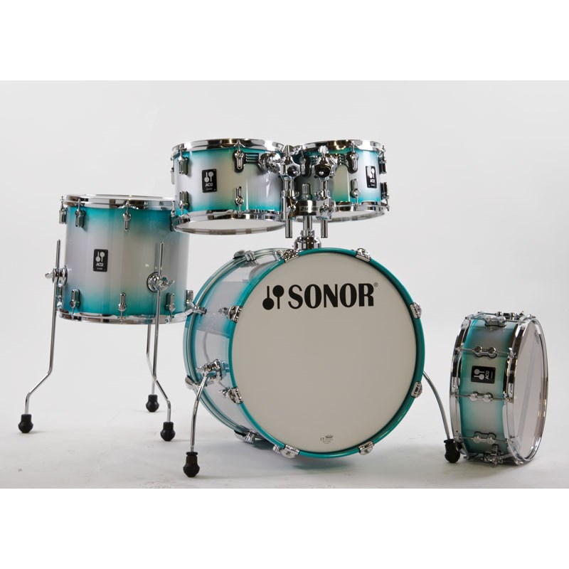 楽器種別：新品ドラムセット/SONOR 商品一覧＞＞ドラムセット【145，000円〜275，000円】 商品一覧＞＞安心してお買い物頂けるよう、スネアもシンバルも丁寧梱包でお届けします！SONOR SN-AQ2ST #ASB [AQ2 STUDIO Shell Set / Aqua Silver Burst] 【シンバル、ハードウェア別売】商品説明【AQ2 STUDIO ASB [BD20・FT14・TT10＆12・SD14・ダブルタムホルダー / ラッカーフィニッシュ：アクアシルバーバースト]】アウターとインナーに北米産メイプルを、芯材にアジア産のメイプルを使用した、ミドルクラスドラムセット。コストパフォーマンスに優れながらも、ミドルクラスとは思えないチューニングレンジとSONORサウンドを受け継いだ、しっかりした芯のあるサウンドを獲得。初心者にはもちろん、中級・上級のドラマーにも十分満足できるスペックのモデル。こちらは、美しい色合いのラッカー・フィニッシュのモデルです。＜スペック＞●シェル材：メイプル 7プライ - カナディアンメイプル 2プライ/アジアンメイプル 3プライ/カナディアンメイプル 2プライ●シェル厚：BD 7.2mm、SD・TT・FT・小口径BD 5.8mm●チューンセーフ・システム内蔵ラグ装備●SONOR上級モデルと同じく、CLTF - テンション・フリー・シェル成形工法・採用●45°ベアリング・エッジ●新開発のスマート・マウントは、金属パーツの総重量を抑えたデザイン。重量によるシェルへの負担を軽減します。●APS：ハードウェア類（ラグ、ブラケット）とシェルを、ダイレクトに接触させないラバー・スーペーサー＜セット内容＞Bass Drum：20×16、Floor Tom 14×13、Tom Tom 10×7・12×8、Snare Drum 14×6、ダブルタムホルダー付属＜カラー＞ASB / アクアシルバーバースト・ラッカー・フィニッシュ※画像はイメージです。※画像のタムホルダー以外のハードウェア、シンバルは、付属致しません。※メインと部分アップ画像以外は、別カラー（TSB / トランスペアレント・ステインブラック：全体画像）の画像となっております。イケベカテゴリ_ドラム_ドラムセット_SONOR_新品 JAN:4044661503278 登録日:2018/01/18 ドラムセット ドラムキット ソナー ゾノア ゾナー