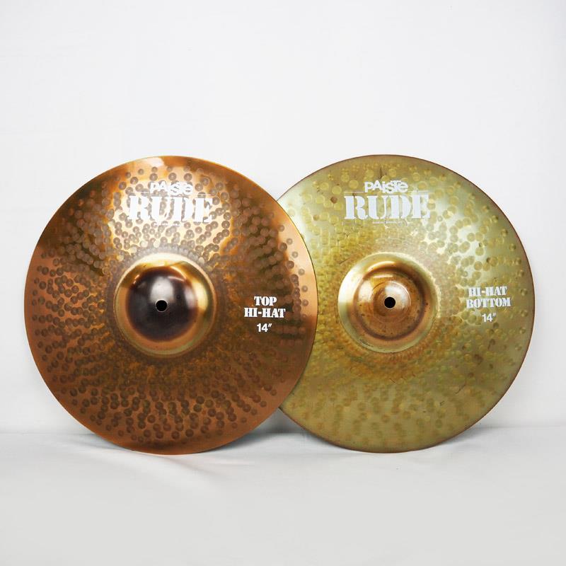 楽器種別：ユーズドPAiSTe/RUDE 商品一覧＞＞PAiSTe/ユーズド 商品一覧＞＞ドラム【30，000円〜60，000円】 商品一覧＞＞シンバル/ハイハット/PAiSTe 商品一覧＞＞安心してお買い物頂けるよう、スネアもシンバルも丁寧梱包でお届けします！PAiSTe USED 中古 RUDE HiHat 14 pair　[878g/1197g]商品説明【パイステのルードハイハット14インチの中古品が入荷！】爆発的、圧倒的、攻撃的なサウンドを求めるドラマーのための「RUDE Classic」シリーズ。パイステが誇る人気モデル「RUDE」の復刻です。ダークでソリッド、シャープでパワフル、ワイルドでブライト・・・そのサウンドは底知れないエネルギーに満ちています。音溝の無い独特のルックス、強烈なポテンシャル、密度の濃い倍音構成、荒削りなサウンド・キャラクター、ライブ感溢れるダイナミクス・レンジの広さなど、ヘビー・デューティーなクオリティを求めるドラマーに最適です。個性的ながらオールジャンルに対応できるRUDEのキャラクターは、パイステが産んだもう一つのサウンド・スタンダードです。Rude Classic：ハイハットペア・14インチアタックポイントは大粒で明快でありながら、メロウでスィート、太くて暖かみのあるサウンドが特徴です。オープン・サウンドは豊かなサスティーン、フット・クローズはシャープかつタイトなサウンドで充分な音量が得られます。※こちらの商品は中古品のため、キズや汚れ、打痕がございます。予めご了承くださいませ。イケベカテゴリ_ドラム_シンバル_ハイハット_PAiSTe_RUDE_ユーズド SW_PAiSTe_ユーズド JAN:2500190540426 登録日:2026/09/06 シンバル パイステ ルード
