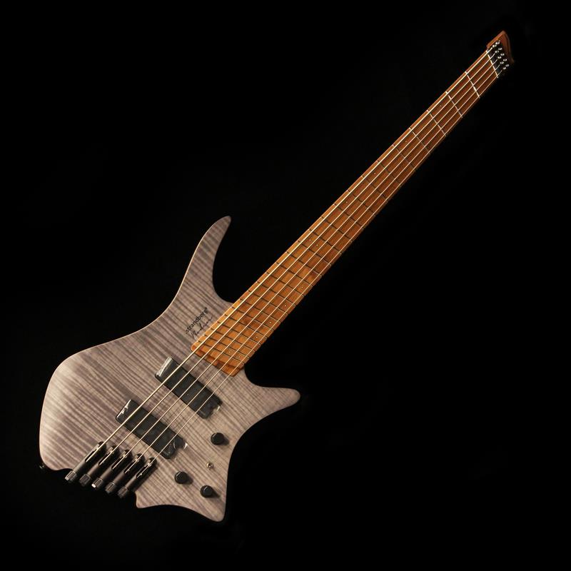 楽器種別：新品Strandberg/新品 商品一覧＞＞ベース【260，000円〜490，000円】 商品一覧＞＞エレキベース/ヘッドレスタイプ/Strandberg 商品一覧＞＞当店のベースは、出荷前に専門スタッフが検品・調整しているので安心です！Strandberg Boden Bass Standard 5 (Charcoal)商品説明革新的なデザイン＆上質なサウンドで人気を博すStrandberg。スウェーデンのウプサラを拠点に Ola Strandberg 氏が代表を務める、革新的なデザインと上質なサウンドで人気を博すStrandberg。様々な演奏スタイルにフィットするようデザインされたボディ・シェイプやオリジナルハードウェアを採用したヘッドレス構造に、特許を取得しているEndurNeckネック・シェイプ、マルチ・スケール・デザイン等、あくまでも演奏家の最高のパフォーマンスを発揮するために、革新的なアイデアを盛り込んでデザインされています。本Boden Bass Standard モデルは、軽量なアメリカン・バスウッドのボディに、フレイムメイプル・トップを採用し、カーボン補強入りのローステッドメイプル・ネック、指板には、暗いステージでも視認性の高い、Luminlay?蓄光ポジションマークを採用。エレクトロニクスには、現代的なロックのサウンドと相性の良いフィッシュマン「Fluence」ピックアップとEQシステムを搭載。各弦のテンション感やサウンド・バランスのみならず演奏性も考慮して採用されているマルチ・スケール・デザインや、丸みを帯びた従来のネックグリップとは異なる台形状の特殊なネック・シェイプの「EndurNeck」シェイプにより、手首に優しく演奏時のストレスを軽減しており、ローステッドメイプル・ネックにより高い耐久性とカラッと澄んだ芯のある上質なサウンドを獲得しています。アメリカの伝統的な楽器デザインとは真逆をいく、近未来的ともいえる独創的なボディ・デザインやネック・シェイプでありながらも、サウンドや体への負担の軽減、演奏フィーリングはもちろんのこと、プレイヤーのメンタルまでをも重要な要素として考慮したエルゴノミックな優れたデザインであり、丁寧な作りの上質な楽器に仕上げられています。個性的なルックスに目を奪われがちですが、見た目のインパクト以上に実用性に富んだバランスの良い演奏性＆サウンドの楽器です。スペックや説明よりも、一度抱えて弾いてみていただくと、その魅力がすぐにお分かりいただけることでしょう。人とは違う、上質な楽器をお探しの方にもお勧めの一本です！是非チェックしてみてください！＜付属品＞ オリジナル・ギグケース、保証書、レンチ他商品詳細＜スペック＞■Body: Flamed Maple Veneer，Solid American Basswood Body■Neck: Rosted Maple Neck，Carbon Fiber Reinfoced■Neck Profile: EndurNeck■Fingerboard: Rosted Maple (20 Radius) w/Original Luminlay Green with black piping■Scale: 35 - 33 Inch■Frets: Jescar 51100 Stainless Steel (57110 for zero-fret)， 24 Frets■Pickups: Fishman Fluence Bass 5-string Soapbar■Electronics: Fishman Fluence 2-band 3-knob Preamp■Controls: Master Volume (Push/Pull for Coil-Split)， PU Blender， 2-band Stacked EQ for Treble/Bass，■3-way Mini Toggle Switch for Voice Selection1.(Passive): Classic， Fat and Round2.(Active): Full Frequency， Full Dynamic3.(Active with Mid Contour): Funk， Hi-Fi Scooped4.Single Coil Mode: Same voices as above but with Jazz Bass string window，■Finish: Charcoal (Acrylic Satin)■Weight: ≒3.2 kgイケベカテゴリ_ベース_エレキベース_ヘッドレスタイプ_Strandberg_新品 SW_Strandberg_新品 JAN:0819052023765 登録日:2026/02/18 エレキベース ストランドバーグ
