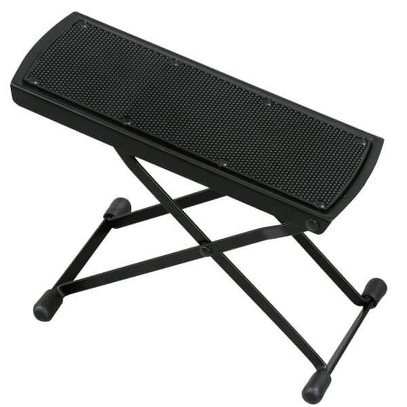 楽器種別：新品Kikutani/新品 商品一覧＞＞楽器アクセサリ【〜5，000円】 商品一覧＞＞その他楽器アクセサリ/Kikutani 商品一覧＞＞品揃え豊富な当店なら弦、パーツ、ケーブルなどのアクセサリーがまとめて揃います！Kikutani GF-3-JP ギター足台 (6段階高さ調節可能)商品説明KIKUTANIの「GF-3」ギター足台は、スチール製の頑丈な設計とコンパクトな折りたたみ機能を兼ね備えた、ギタリストに最適なアクセサリーです。・調節可能な高さ高さを270mm、250mm、225mm、200mm、170mm、135mm の6段階で調整可能。さまざまな演奏スタイルに合わせて最適な高さに設定できるため、演奏時の快適さが向上します。・折りたたみ式デザイン折りたたみ時には厚さ20mmと非常にコンパクトに収納でき、持ち運びや保管が容易です。ステージや練習場所への持ち運びも便利です。・滑り止め加工天板には滑り止めの凹凸加工が施されており、ギターの安定した保持をサポート。演奏中の安定感を提供し、安心して使用できます。・片側フック式組み立て組み立ては片側フック式で、自然な角度で高さが変更できる構造。あらゆるプレイスタイルにフィットし、演奏中の姿勢をサポートします。＜安心感の高いスチール製＞スチール製仕様により耐久性や安心感が向上。＜抜群な収納力＞コンパクトに折り畳み可能。リュックやバッグのポケットにも収納可能。■天板サイズ：255×100 (mm)■高さ：270、250、225、200、170、135 (mm) (6段階)■脚部奥行：265、250、230、210、195、175 (mm) (6段階)■脚部幅：140mm■脚部長さ：265mm■折りたたみ時：290×140×20 (mm)■重量：570gイケベカテゴリ_楽器アクセサリ_その他楽器アクセサリ_Kikutani_新品 SW_Kikutani_新品 JAN:4515515019943 登録日:2026/07/26 パーツ