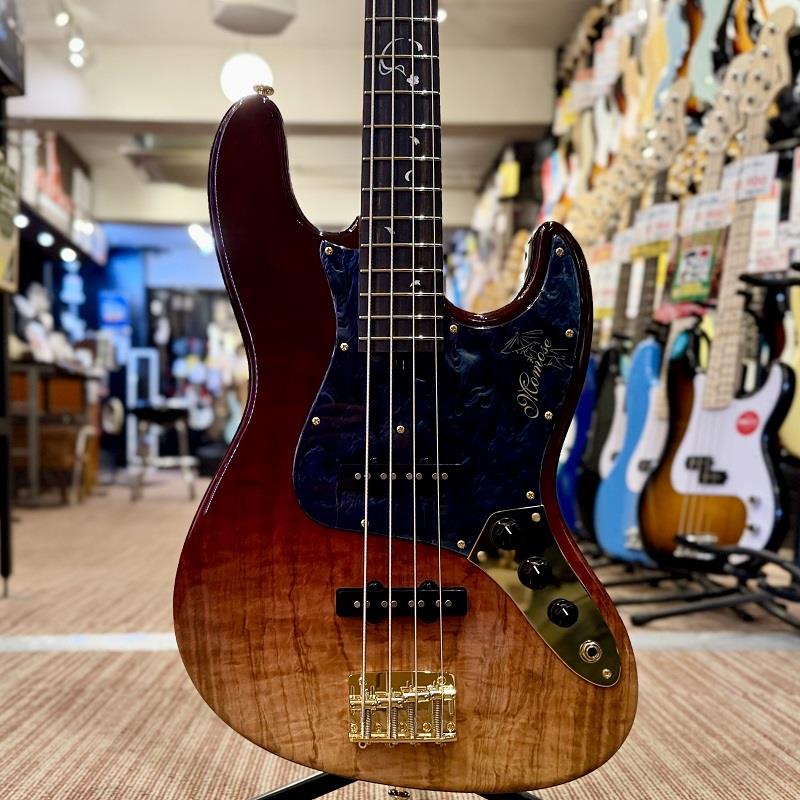 楽器種別：新品momose/新品 商品一覧＞＞ベース【235，000円〜445，000円】 商品一覧＞＞エレキベース/JBタイプ/momose 商品一覧＞＞当店のベースは、出荷前に専門スタッフが検品・調整しているので安心です！momose MJ-SKR’26/E EQS (YZR-G) [IKEBE ORDER MODEL]商品説明美しい杢目の桜材にダークブルー×ホワイトのピックガードを組み合わせたイケベオーダーモデルが入荷！■特別な1本を。「EQS (Equipement Souvenir)」英語では「お土産」と訳される「Souvenir」は、フランス語では「記憶」や「思い出」といった意味を持ちます。「EQS」ラインナップではこれらの言葉をテーマに、モデルを見て、触って、聴いていただいたときに、そのモデルと一緒に形作られた大切な思い出を想起させるような楽器になるようにと願いを込めた特別な1本を製作しています。木々各々の個体が持つ杢目により、すでに2本とない見た目であることはもちろんですが、本ラインナップでは異なるカラーリングやピックガードの組み合わせによって、世界にたった1つの楽器としてお楽しみいただけます。■積み上げてきた加工技術による「桜ギター」日本では古来より親しまれている「桜」を用いたモデル。元来ギターの材料としては一般的でなかった桜材ですが、ディバイザーでは2014年から桜材を用いた楽器製作を本格的にスタートし、材の加工技術を築き上げてきました。職人によって引き出された桜ギターの美しさをご堪能ください。私たち日本人に馴染みの深い桜。様々な種類のある桜の木から今回のモデルで使用することができたのは花見などでも特に馴染み深い品種の「ソメイヨシノ」です。桜材らしいやや赤みのある材の色味とソメイヨシノでここまで杢が出ることも珍しい、個性豊かなフレイム杢が存分に出た極上の材です。■桜のインレイ＆ヘッドロゴ黒々とした高級感のあるルックスでおなじみのエボニー材を採用。定番のローズウッドなどに比べて重量があり、音の立ち上がりが早く輪郭のあるトーンと伸びやかなサスティーンを生み出します。指板やヘッドインレイには桜のデザインを取り入れ、風に舞い落ちる情景を表現しています。■EQSモデルの特別ロゴヘッド裏にはEQSモデルの証である特別ロゴを採用しています。夜桜をイメージした深みのあるグラデーションカラーのオーダーモデル！是非お見逃しなく！※画像はサンプルです。製品の特性上、杢目、色合いは個体ごとに異なります。商品詳細Body Top: SOMEIYOSHINOBody: Alder2PNeck: Quartersawn MapleFingerboard: EbonyFrets: Jescar 9662NSNut: Oiled BoneMachineheads: GOTOH GB11WBridge: GOTOH 203B-4Pickups: Momose VJ-1Controls: 2Vol，1ToneScale: 864mm(34inch)Width at Nut: 38.0mmRadius: 210RFinish: Top LacquerStrings: D’Addario EXP170-SLギグケース付属イケベカテゴリ_ベース_エレキベース_JBタイプ_momose_新品 SW_momose_新品 JAN:4571697771291 登録日:2026/04/07 エレキベース モモセ 百瀬