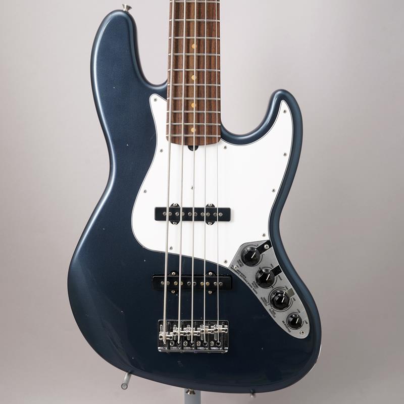 楽器種別：新品Fender Custom Shop/Custom Built Jazz Bass 商品一覧＞＞Fender Custom Shop/新品 商品一覧＞＞ベース【755，000円〜1，410，000円】 商品一覧＞＞エレキベース/JBタイプ/Fender Custom Shop 商品一覧＞＞当店のベースは、出荷前に専門スタッフが検品・調整しているので安心です！Fender Custom Shop Ikebe 50th Anniversary Custom Built Custom Classic Jazz Bass V Journeyman Relic (DLPB-MH)商品説明【イケベ楽器店創業50周年モデル】「5弦ベースの実用性」と「フェンダーらしさ」を追求した、至高の5弦Jazz Bassが完成！本モデルは、プレイヤ—の理想形のひとつである、「フェンダーのサウンドと5弦ベースの実用性」の両立を実現すべく、イケベスタッフがフェンダー本社で打ち合わせを行いオーダーした、イケベ50周年記念特別モデルです。Custom Classic Jazz Bass V の基本スペックをベースに、1960年代のJazz Bass のサウンドと外観を意識し、ボディには軽量なアルダーを、指板は標準のパーフェローではなく、ダークなローズウッド指板を採用。指板ラジアスは通常9.5インチのところ、モダンJBスタイルの12インチを指定し、フレットはヴィンテージよりも一回り大きな「Medium Vintage」を指定しました。更に、ポジションマークとヘッドのロゴについても、通常ブロックインレイ＆スパゲッティロゴが基本のところ、60sを象徴するクレイドットと、Jazz Bass の伝統であるトランジションロゴを採用しています。カラーは、人気のCustom Shop オリジナル・カスタムカラー「Darker Lake Placid Blue (DLPB)」、塗装は「薄め」指定のニトロセルロースラッカーで仕上げ、こちらは控え目なレリック加工に留めました。ハードウェアについては、プレイヤーが長年使用できるよう、ネジに錆の無い「Closet Classic」仕様としました。ネック材には、ローステッド・メイプル材を使用。無酸素状態で数百度の高温で加熱することにより、加工後のネックの精度を高めるだけでなく、反りのクセを加工前に把握し、問題の無い材だけを用いることで、将来の予期せぬネック・トラブルを未然に防ぐことにも貢献しています。(*1)エレクトロニクスは、2000年代前期のAmerican Deluxe Upgrade時に開発された、18V駆動のオリジナル・3バンドEQサーキットを搭載。ピックアップも、サーキットに併せてアップデートされたNoiseless を採用し、ジャズベースの繊細さと、パンチのあるアタック、ダイナミックなサウンドを実現しています。また、ヴィンテージライクな外観を意識して、PUカバーは「Noiseless」のロゴ無しとなっています。サウンドの方は、Custom Classic JBのバランスの良さに加え、良い意味で大味なフェンダーらしい太さ、ヤンチャさが感じられる楽器で、音量のみならずそのトーンまでもプレイヤーの指でコントロールする楽しさがあります。弦の表通し・裏通しの両方が選択可能なブリッジ構造により、裏通しにより倍音を抑えたタイトな鳴りから、表通しによるオープンな鳴りまで、お好みでセットアップできるため、例えばB弦だけを裏通しにする、といったことも可能です。「Ikebe Music 50th Anniv.」の刻印が入った、スペシャル・ネックジョイント・プレート仕様。DLPBとサンバースト、各色5本のみの限定モデルです。さらに、本モデルお買い上げの方には、もれなくFender Custom Shop Master Builder のサイン入りマウスパッドをプレゼント！(*2)道具としての優れた機能性はもちろん、長く弾き込むことでプレイヤーと共に成熟し、変化していく楽器の鳴りやトーンの違いもお楽しみいただければ幸いです。商品詳細■Body: Alder Off-Center 2pc. (Treble Side)■Neck: Quartersawn Roasted Maple，CTCL JB5 C Neck ShapeWidth at Nut: 1.85 / Butt: 2.87 (Inch)■Fingerboard: Slab Rosewood w/Vintage Clay Dots (12R)■Nut: Bone■Frets: 21，Medium Vintage / 47095■Scale: 34 Inch■Bridge: AM DLX Bass V UPGR■Pickguard: 3P Parchment■Hardware: Chrome/Nickel (Closet Classic)■Tuning Keys: J Bass CHR 5 String CC■Pickups: Noiseless J-Bass DLX V UPGR■Electronics: AM DLX Bass UPGR (18V)Controls: Volume，Pan， Middle，Treble/Bass■Finish: Thin Nitrocellulose Lacquer，Jouneyman Relic■Color: Darker Lake Placid Blue w/Matching Headstock■String Gauge: 45-65-85-105-125■Neck Joint Plate: Custom Engraving [Ikebe Music 50th Anniversary]■Weight≒4.30kgイケベカテゴリ_ベース_エレキベース_JBタイプ_Fender Custom Shop_Custom Built Jazz Bass_新品 SW_Fender Custom Shop_新品 JAN:0197955126999 登録日:2026/06/29 エレキベース フェンダー ふぇんだー フェンダーカスタムショップ フェンダーCS ジャズべ ジャズベース