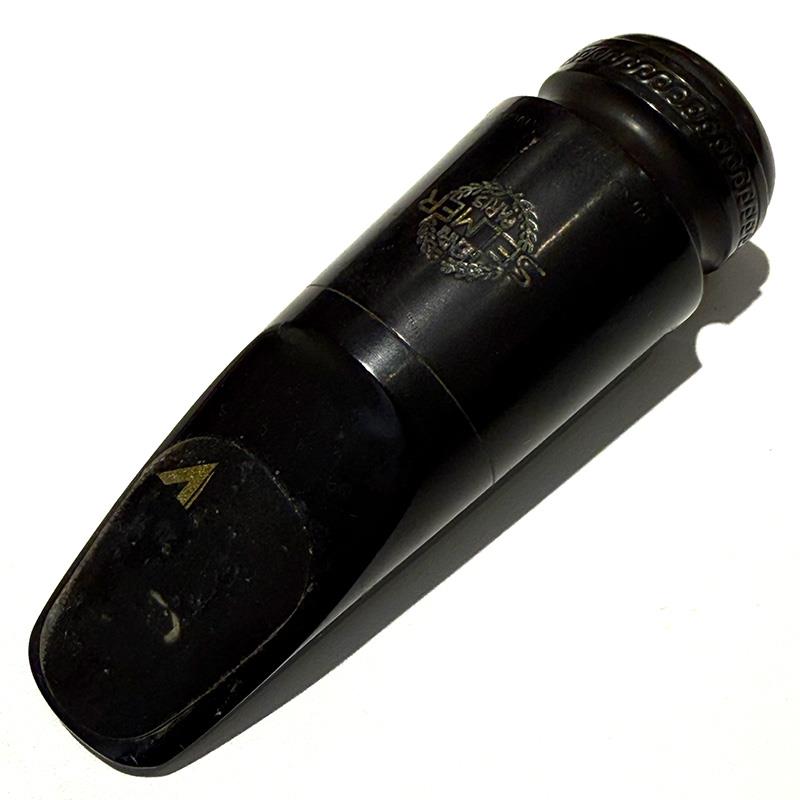 楽器種別：ヴィンテージSelmer Paris/ユーズド 商品一覧＞＞管楽器・吹奏楽器【45，000円〜95，000円】 商品一覧＞＞サックス用アクセサリ/マウスピース/Selmer Paris 商品一覧＞＞サックス買うなら、当店で！専門のスタッフが丁寧に検品・調整しているので安心です！Selmer Paris USED 中古 アルトサックス用マウスピース セルマー Soloist Round Chamber #C*商品説明セルマーのヴィンテージマウスピース入荷しました。そのデザインから「ソロイスト ラウンドチェンバー」と呼ばれるモデルで、その呼び名のとおり、丸形のチェンバーを持っており、1940年代に作られていたものです。リフェイスされた個体で、テーブルサイドに「es」、ティップオープニングを示す「0.83」の刻印がそれぞれ見られますが、詳細は不明です。ティップオープニングは当店の実測値で約2.11mm（0.083インチ、メイヤー7番強相当）でした。付属品：無しイケベカテゴリ_管楽器・吹奏楽器_サックス用アクセサリ_マウスピース_Selmer Paris_ユーズド SW_Selmer Paris_ユーズド JAN:2500260816116 登録日:2026/01/08 マウスピース セルマー