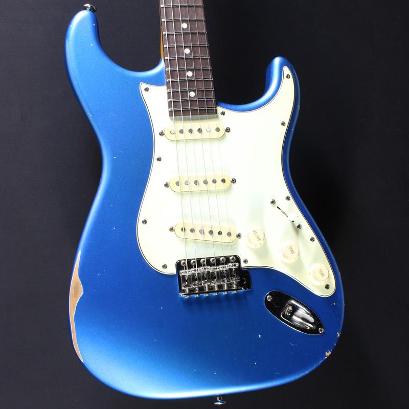 楽器種別：新品momose/MC Models (Original ST Type) 商品一覧＞＞momose/新品 商品一覧＞＞エレキギター【165，000円〜315，000円】 商品一覧＞＞STタイプ/momose 商品一覧＞＞当店のギターは、出荷前に専門スタッフが検品・調整しているので安心です！momose MC1-STD/R (LPB-Aged/ミントPG) #21690商品説明使い込まれた雰囲気を放つエイジド加工を施した特別オーダーモデル！momose Custom Craft Guitarその高い完成度に定評のある「モモセ」。ビンテージギターの基本構造を継承しながら、より現代的なアップデートを随所に盛り込んだORIGINALシリーズ。「材の個性に応じた加工により材の鳴りをそのまま引き出す」という百瀬氏の製作理念を形にしたラインナップです。ジョイントプレートを落とし込んだヒールカットやウッドバインディング、更にはオリジナル・ヘッド・ストック等、momoseならではのスペックが詰め込まれた大人気モデルです。コチラはアルダーボディにローズウッド指板採用の「MC1-STD/R」。これぞ「Made In Japan」の底力！◆Momose Original Series『MC』トラディショナルなSTスタイルを継承しつつも、Momose独自にブラッシュアップしたオリジナルモデル『MC』。飛鳥工場の職人により、木工から塗装、組み込みまで一本一本手作業にて仕上げられました。その丁寧な作りから生まれるプレイアビリティの高さは、多くのトッププレイヤー達からも評価されており、Momoseブランドの確かなクオリティを体現します。◆ハイポジションの演奏性が高まるホーン部の広さMCモデルはトラディショナルなSTタイプと比べ、高音弦側のホーン部の抉りが大きく取られています。これによりハイポジションの演奏性が高まるほか、手が大きなプレイヤーの方でもストレス無くハイフレットに向かって駆け上がるプレイが可能になります。◆ジョイントプレートの落とし込み加工トラディショナルなサウンド特性を損なわない為にオーソドックスなプレートジョイントを採用しながらも、プレート部を落とし込み加工し、演奏性の向上も実現しています。◆指板トラブルを防ぐウッドバインディング指板サイドには指板と同材を使用したウッドバインディングが施されています。これにより指板サイドが非常に滑らかになるほか、フレットのバリが飛び出してしまうようなトラブルも防止します。◆広めに取られたロッドアジャスト独自形状のヘッドストック部には、スムーズなネックアジャストを可能とする広めのアジャストホールが設けられています。より調整がし易い様に形状も広めに配慮されています。◆Momose VS-1ピックアップMomoseオリジナルのピックアップ『VS-1』をマウント。シングルコイルらしい歯切れとモダンな扱いやすさを持ち、様々な音楽ジャンルに対応しうるトーンにチューニングしました。Momoseが送る妥協なきサウンドをぜひご体感ください。商品詳細SpecificationBody: Alder 2PNeck: MapleFingerboard: Indian RosewoodNut: Oiled BoneBridge: GOTOHGE108TSMachineheads: GOTOHSD91-05M MGFret: JESCARFW9662-NSPickups: Momose VS-1Controls: 1Vol，2Tone，5Way PU SelectorScale Length: 648mm(25.5inch)Width at Nut: 42.0mmFingerboard Radius: 210RFinish: All LacquerString: ElixirNANOWEB Light(.010-.046)Accessories: プロテクトケース、六角レンチ、保証書約3.45kgイケベカテゴリ_エレキギター_STタイプ_momose_MC Models (Original ST Type)_新品 SW_momose_新品 JAN:4571470409953 登録日:2026/02/06 エレキギター モモセ 百瀬