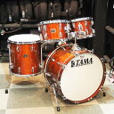 楽器種別：新品ドラムセット/TAMA 商品一覧＞＞ドラムセット【165，000円〜310，000円】 商品一覧＞＞安心してお買い物頂けるよう、スネアもシンバルも丁寧梱包でお届けします！TAMA 【 50th LIMITED】 SU42RS-SMH [SUPERSTAR REISSUE 4pcs Shell Kit／スーパー・マホガニー]【限定品/店頭入荷！】商品説明【TAMAのサウンドの原点の再臨、Superstar Reissue。40年の時を経て、その魂があなたに蘇る。】TAMAブランドの誕生からわずか2年後に登場したSuperstarは、当時前例が無かったオールバーチシェルを採用したドラムキットでした。そのダイナミックで力強い音抜けは、当時の激しいロックサウンドと抜群の相性を示し、TAMAドラムのその後のサウンドを方向づけることになりました。このSuperstar Reissueは、TAMAドラムの歴史の転換点となったこの記念碑的モデルを現代に蘇らせた限定モデルです。シェルは現代のドラムよりも厚い9mmのオールバーチシェルを採用し、当時を彷彿とさせる力強いアタックと深みのある低音を実現。また、ラグやクローフックといったハードウェアパーツを当時の仕様で再現すると共に、シェル内面にも外面と同じ色の塗装を施すなど、ビンテージ感あふれるルックスを追求しました。シェルフィニッシュは、80年代初頭の人気色であったアクア・マリン、スーパー・メイプル、スーパー・マホガニー、チェリー・ワインの4色をラインナップ。【Features】【-9mm，6ply All Birch Shells】現代のドラムよりも厚い9mm、6プライのオールバーチシェルは、力強いアタックと太い中低音が特徴です。当時のドラムで一般的だったメロウなやわらかい音とは一線を画したクリアな音像で高い評価を得ました。また、80年初頭のスペックと同じく、シェルの内面も同色で塗装しました。【Classic Drum Sizes】タムタムは10x8、12x8、フロアタムは16x16、バスドラムは22x14のサイズを採用。この時代を象徴するアタックの強めのバスドラム、太い低音を強調したフロアタム、切れの良くサスティンが短めなタムタムと、当時のサウンドを彷彿させます。【REMO Ambassador Coated TAMA 50th Anniversary Version】当時のロゴマーク印刷を再現した REMO AMBASSADOR Coated Drumhead をタムタム フロアタムの打面と裏面に採用。Bass Drum の打面には Coated Power Stroke 3 、フロント面には REMO(R) AMBASSADOR Coated を採用し、当時を彷彿させるふくよかで抜けの良いサウンドを実現させています。【Original Superstar Badge】オリジナルのT字形状 Superstarエンブレムを復刻しました。【Original Superstar Lug】Original Superstar ドラムセットに使用していたラグの外観を再現して、この限定モデルに採用しています。【MTH800 Double Tom Holder】ホルダー部が左右独立して稼働し、幅広い可動範囲を実現したダブルタムホルダーを採用。また、可動する側のホルダー部は取り外しが可能で、シングルタムホルダーとしてご使用いただけます。タムホルダーベースへ挿入する下段パイプ径は25.4mmです。【Claw Hook T-Handle Bolt】バスドラムのテンションボルトには、Tハンドルタイプを採用し、当時の仕様を再現しました。なお、打面側のバスドラムペダルを取りつける箇所周囲の交換用として、角頭ボルト (MS110SH)が別途付属いたします。【付属品】・ 50th 記念限定ドラムラグ (TDR 50TH) × 1pcs・ 50th 記念ドラムチューニングキー (TDK10GR) × 1pcs（非売品）・ 50th 記念ポストカードセット (5 枚 / 1 組) × 1pcs（非売品）＜スペック・サイズ＞・22x14 バスドラム W/タムホルダーマウント・10x8 タムタム・12x8 タムタム・16x16 フロアタム (足棒付)・ダブルタムホルダー(MTH800)フィニッシュ：スーパー・マホガニー（SMH）※店頭に展示され試奏解放されておりますため、ヘッドの打痕等使用感がございます。予めご了承くださいませ。イケベカテゴリ_ドラム_ドラムセット_TAMA_新品 JAN:4549763351913 登録日:2024/03/25 ドラムセット ドラムキット タマ