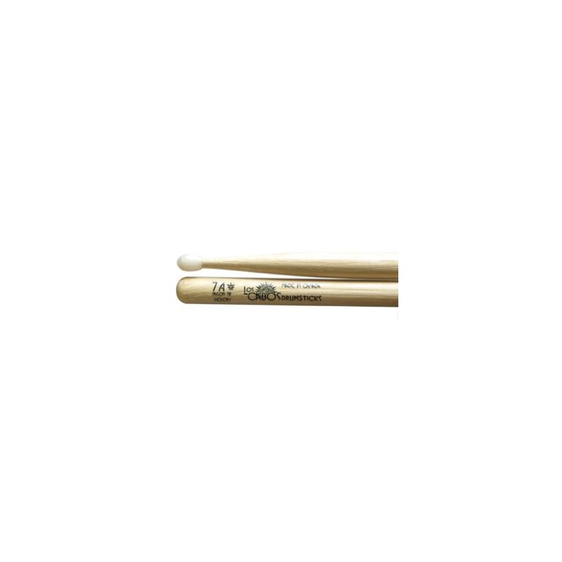 楽器種別：新品LOS CABOS/新品 商品一覧＞＞ドラム【〜5，000円】 商品一覧＞＞スティック/LOS CABOS 商品一覧＞＞安心してお買い物頂けるよう、スネアもシンバルも丁寧梱包でお届けします！LOS CABOS LCD7AHN [White Hickory 7A NylonTip]商品説明【2005年創業のスティック・メーカー！良質なアメリカン・ヒッコリー材を使用したホワイト・ヒッコリーモデル！】カナダ東海岸・ブランズウィック州のスティック・メーカー、Los Cabos（ロス・カボス）！2005年に創業以降、良質な材を使用することで名を馳せ、現在では全世界で販売されています。＜White Hickory（ホワイト・ヒッコリー）＞アメリカ南部のドラム・スティックに最適とされるヒッコリーを採用しています。タイプ：7A材質：アメリカン・ホワイト・ヒッコリーサイズ：13.8mm × 394mm チップ：ナイロンイケベカテゴリ_ドラム_スティック_LOS CABOS_新品 SW_LOS CABOS_新品 JAN:0620435700544 登録日:2014/02/20 スティック ドラムスティック ロスカボス