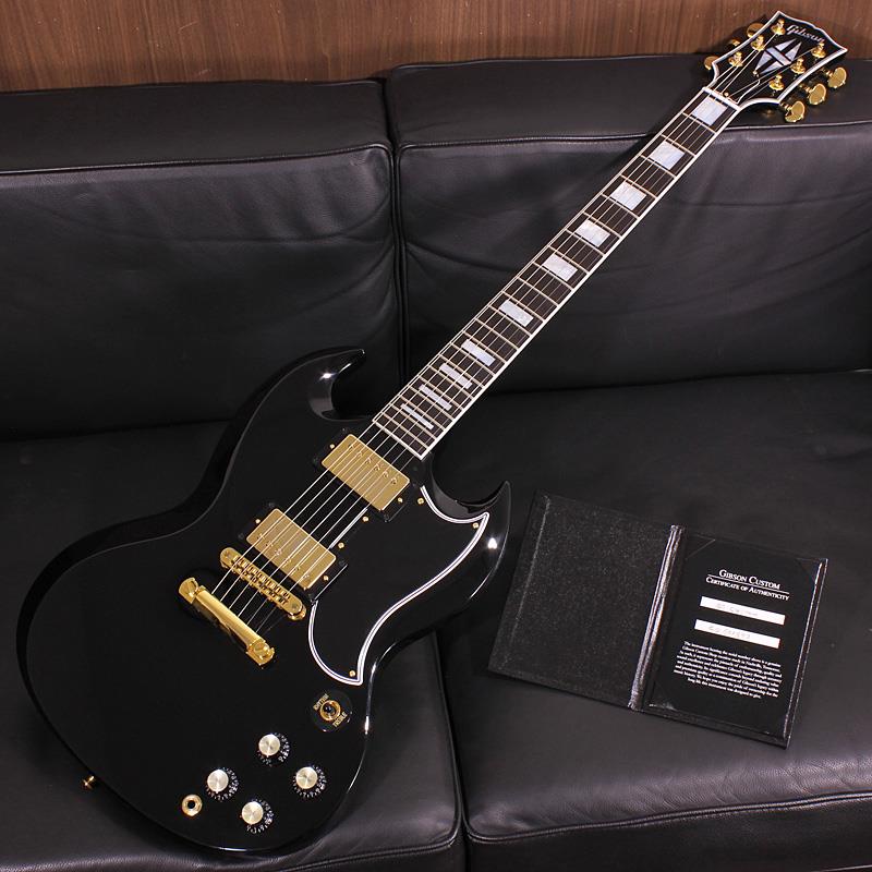 楽器種別：新品Gibson/Custom Shop 商品一覧＞＞Gibson/新品 商品一覧＞＞エレキギター【410，000円〜770，000円】 商品一覧＞＞SGタイプ/Gibson 商品一覧＞＞当店のギターは、出荷前に専門スタッフが検品・調整しているので安心です！Gibson SG Custom 2-Pickup w/ Ebony Fingerboard Gloss Ebony SN. CS501587商品説明クールなエボニーブラックフィニッシュにゴールドパーツを装着したSG Custom！SG Customといえば、一般的にはアンティークな風合いを持つクラシックホワイトのイメージを持たれる方が多いと思いますが、こちらは艶有りグロス仕上げのエボニーブラックにゴールドハードウェアーのゴージャスなルックスが印象的な1本です。ブリッジはトレモロユニットではなくナッシュビルタイプのチューンオーマチックブリッジ&ストップバーテールピースで扱い易いスペックを持っており、490Rと498Tピックアップ搭載でメリハリの効いたシャープ且つ抜けの良いトーンを持っております。SGモデルらしい締まりの有るソリッドなトーンはロックな印象を持ち、ドライブを掛けた時の存在感のある魅力的なトーンはカスタムショップ製ならではです！ステージ栄えするルックスと軽快にドライブが掛かるサウンドから、実戦的にガンガンと弾きまくっていただきたいギターです。シャープな輪郭と薄めなボディ設計の恩恵から軽量で体にフィットする構造で人気のSGモデル！ハイポジションまで手が入りやすい大胆なカッタウェイもSGが選ばれる理由と言えるでしょう！Les Paulと比較すると入荷が少なく、特にSG Customは流通僅少です！お見逃しなく！！Serial No. CS302217Weight≒3.22kgブラックハードケース、認定書付属商品詳細Body Wood: 1-Piece Solid MahoganyNeck: Solid Mahogany with Long Neck Tenon / 1960 Slim Taper-ShapeFingerboard: EbonyFrets: Medium-Jumbo / 22FretsNeck Pickup: 490R HumbuckerBridge Pickup: 498T HumbuckerControls: 2 volume 、2 tone 、3-way switchBridge / Tailpiece: Tune-O-Matic / Stop BarTuners: Grover KidneyHard ware color: Goldイケベカテゴリ_エレキギター_SGタイプ_Gibson_Custom Shop_新品 SW_Gibson_新品 JAN:4580228787496 登録日:2026/03/26 エレキギター ギブソン カスタムショップ
