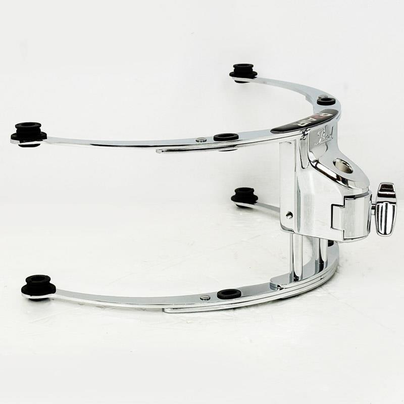 楽器種別：アウトレットPearl/アウトレット 商品一覧＞＞ドラム【5，000円〜15，000円】 商品一覧＞＞アダプター・ホルダー/Pearl 商品一覧＞＞安心してお買い物頂けるよう、スネアもシンバルも丁寧梱包でお届けします！Pearl 【店頭展示特価品】 R2AL-10-0708/C [R2 Airタムマウントシステム]商品説明【店頭展示特価品】-R2 Air Tom Suspension System-R2 Airタムサスペンションシステムは、あらゆる制限からシェルを解放し、ピュアなシェル鳴りを引き出します。2年にわたる研究の末に開発された、ドラムのトップとボトムにそれぞれ配置した4点のフローティングポイントでタムを保持し、シームレスなドラムサウンドを実現しました。タムタムにとって最適な取り付け位置がシェルの中央部であることを突き止め、中心に係る重量を均等に分散させることで、シェル本来の鳴りを引き出し、音量、音質を向上させます。付属のラバー製レゾディスクを4つのテンションポイントに追加することで、サスティーンとトーンの微調整を行うことができます。※写真のタムは付属いたしません。イケベカテゴリ_ドラム_アダプター・ホルダー_Pearl_アウトレット SW_Pearl_アウトレット JAN:4549312853271 登録日:2025/06/13 パール