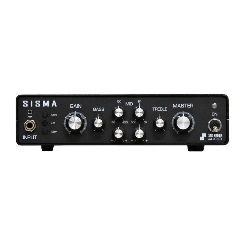 楽器種別：新品Jad Freer Audio/新品 商品一覧＞＞ギターアンプ・ベースアンプ【230，000円〜430，000円】 商品一覧＞＞ベースアンプ/ヘッド/Jad Freer Audio 商品一覧＞＞安心してお買い物頂けるよう、ミニアンプもコンボアンプも丁寧梱包でお届けします！Jad Freer Audio SISMA [700W Class-G Bass Amp Head]商品説明万能プリアンプ「CAPO」でブレイク中のJad Freer Audio から、アナログ信号処理に拘った、クラスGパワーアンプとチューブ・プリアンプによる、どっしり重みのあるベースサウンドを実現した、スマートなベースアンプヘッド、「SISMA」が登場！SISMA（シスマ）は、チューブプリアンプとパッシブトーンスタックを軸に、アクティブセミパラメトリック EQ、そして独自のスイッチング電源で駆動するClass G アナログトランジスタパワーアンプを搭載した、パワフルかつコンパクトなベースヘッドアンプです。クラシカルなベースチューブアンプサウンドを基に Jad Freer Audio のアレンジを加えることで、よりエレガントで力強く、タッチに追従する優れたレスポンスとチューブアンプのディティールを実現。緻密に計算された 4-Band の EQ セクションにより、フレキシブルかつナチュラルにサウンドを構築することができます。700W（@ 4Ω）の大音量と余裕のあるヘッドルームを実現する、画期的な Class G を採用した独自のパワーセクションにより、ノイズや歪みに強く、かつダイナミクスを損なうことなく信号を増幅させます。コンパクトかつ 3.9kg と軽量でありながらも、大迫力で存在感のあるベースサウンドを生み出します。SISMA は、ベースプレイヤーの求めるサウンドクオリティ、パワー、可搬性、安全性、耐久性を備えた、新たなスタンダードとなる次世代のベースヘッドアンプです。商品詳細[FEATURES]12AX7 を搭載したプリアンプ回路は、スイッチング電源から 200V が供給されており、長きに亘って愛されてきたベースチューブアンプ B15 を基に、Jad Freer Audio の望むトーンに合わせてアレンジが加えられています。BASS および TREBLE コントロールには、アメリカのチューブアンプによく見られる Baxandall EQ または James EQ と呼ばれるシェルビングタイプのパッシブ EQ を採用。12 時付近にするとフラットなカーブとなり、そこから周波数をブーストまたはカットが可能。MID コントロールの 2 つのアクティブセミパラメトリック EQ は、非常に広い周波数帯域に対応し、生き生きとした音楽的なサウンドが得られます。さらに、ハイカット用の LPF スイッチや、超低音を付与する DEEP スイッチと組み合わせることで、理想のベースサウンドをデザインすることができます。パワーセクションには、Jad Freer Audio 独自の高性能トランジスタテクノロジーを採用。このアナログ Class G パワーアンプモジュールにより、余裕のある広いヘッドルームと、大迫力なサウンドを生み出します。また、FX LOOP（SEND/RETURN）、D.I. OUT、LINE OUT、AUX IN、PHONES OUT の各種入出力により、様々な環境で自分のサウンドシステムを構築することができます。? あらゆるギグミュージシャンにとっての必需品に ?パワーセクションの中核は、独自設計の放熱システム、大容量の電源、そして市販品とは比較にならないほど高いスペックと性能を持つ多数のカスタム部品で構成されています。独自設計のヒートシンクと信号のダイナミクスに追従するインテリジェントな強制換気システムは、アンプを安全かつ確実に動作させながら、過剰に発熱させることなく、低音量やスタジオ使用時には完全に無音で動作します。高度にフィルタリングされ緻密に設計されたスイッチング電源の大きな利点として、従来のトロイダル電源のように 50/60Hz ハムを多く発生させることがなく、可聴帯域に磁場ノイズを発生させない点が挙げられます。これにより、シングルコイルを含む他の機器やピックアップとの間で可聴レベルの干渉が一切発生しません。市場に出回る多くのアンプとは異なり、SISMA ではプリアンプとパワーアンプが同じ電源を共有していません。つまり、万が一演奏中にパワーアンプセクションに故障や過熱が発生した場合でも、D.I. OUT は通常どおり機能し、PA 経由で演奏を続けることができます。安全性と耐久性は、Jad Freer Audio が常に最大限の注意を払っている要素です。SISMA を含む Jad Freer Audio 製品には多数の内部保護システムが搭載されており、軽微な問題が発生した場合にはその部分を自動的に切り離して演奏を中断せず続行できるようにします。そして、本当に重大なダメージにつながる直前の段階でのみシャットダウンを行うため、接続されている機器をリスクから確実に守ります。SPECIFICATIONS動作電圧：?100VAC※ 100VAC 仕様です。115VAC および 230VAC で動作させないでください。入力インピーダンス：??2.2MΩパワー出力：??????350W @ 8Ω700W @ 4Ω950W @ 2Ω入出力：??Input (1/4″ Mono)FX Send (1/4″ Mono)Aux Input (1/8″ Stereo to Mono)Speaker Output (SpeakON) ×2FX Return (1/4″ Mono)DI Output (XLR)Line Output (1/4″ Mono)Headphone Output (1/8″ Dual Mono)真空管：??12AX7 ×1電源ヒューズ：?????F12A Mini寸法：???25cm × 28.5cm × 6cm重量：???3.9kgイケベカテゴリ_ギターアンプ・ベースアンプ_ベースアンプ_ヘッド_Jad Freer Audio_新品 SW_Jad Freer Audio_新品 JAN:4571220034725 登録日:2025/11/26 ベースアンプ ベース用アンプ ジャド ジャドフリーア ジャドフリヤー ジャドフリアー