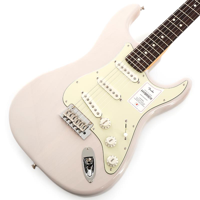 楽器種別：新品Fender Made in Japan/Hybrid II Stratocaster 商品一覧＞＞Fender Made in Japan/新品 商品一覧＞＞エレキギター【90，000円〜180，000円】 商品一覧＞＞STタイプ/Fender Made in Japan 商品一覧＞＞当店のギターは、出荷前に専門スタッフが検品・調整しているので安心です！Fender Made in Japan Hybrid II Stratocaster (US Blonde/Rosewood)商品説明Fender Made in Japan Hybrid II SeriesMade in Japan Hybrid IIは、ヴィンテージなルックスはそのままに、プレイヤーや音楽のジャンルを選ばないオールマイティーなモダンスペックを盛り込んだ、まさに「ハイブリッド」と呼ぶにふさわしいシリーズです。 リズム/リード問わず、どのギタリストやベーシストにもフィットする演奏性と楽器のトーンを兼ね備えた製品を、世界的にファンの多いMade in Japanで実現しました。Hybrid II Stratocasterは、定評あるアルダーボディに新設計のHybrid II Custom Voiced Single Coilピックアップを装備し、ヴィンテージスタイルサドル付きの2点支持トレモロシステムを搭載。ヴィンテージロッキングチューナー、Modern Cシェイプにサテンフィニッシュのネック、9.5インチラジアスの指板とナロートールフレットがスムーズなプレイヤビリティを提供します。※画像はサンプルです。製品の特性上、杢目、色合いは個体ごとに異なります。商品詳細Series: Made in Japan Hybrid IIBody Material: AlderBody Finish: Gloss PolyurethaneNeck: Maple， Modern CNeck Finish: Satin Urethane Finish on Back， Gloss Urethane Finish on FrontFingerboard: Maple or Rosewood， 9.5 (241 mm)Frets: 22， Narrow TallPosition Inlays: Black Dot (Maple)， White Dot (Rosewood)Nut (Material/Width): Bone， 1.650 (42 mm)Tuning Machines: Vintage-Style LockingScale Length: 25.5 (648 mm)Bridge: 2-Point Synchronized Tremolo with Vintage-Style Stamped Steel SaddlesPickguard: 3-Ply Black or 3-Ply Eggshell or 3-Ply Mint Green or 4-Ply TortoiseshellPickups:Hybrid II Custom Voiced Single Coil Stratocaster (Bridge)Hybrid II Custom Voiced Single Coil Stratocaster (Middle)Hybrid II Custom Voiced Single Coil Stratocaster (Neck)Pickup Switching: 5-Position BladePosition 1. Bridge PickupPosition 2. Bridge and Middle PickupPosition 3. Middle PickupPosition 4. Middle and Neck PickupPosition 5. Neck PickupControls: Master Volume， Tone 1. (Neck Pickup)， Tone 2. (Bridge/Middle Pickup)Control Knobs: EggshellHardware Finish: Nickel/ChromeStrings: Nickel Plated Steel (.009-.042 Gauges)ソフトケース付属イケベカテゴリ_エレキギター_STタイプ_Fender Made in Japan_Hybrid II Stratocaster_新品 SW_Fender Made in Japan_新品 JAN:0885978766321 登録日:2026/02/06 エレキギター フェンダー ふぇんだー フェンダージャパン フェンジャパ フェンダーJ ストラト ストラトキャスター