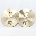 楽器種別：アウトレットシンバル/Zildjian 商品一覧＞＞シンバル/Zildjian/K Zildjian 商品一覧＞＞シンバル【45，000円〜85，000円】 商品一覧＞＞安心してお買い物頂けるよう、スネアもシンバルも丁寧梱包でお届けします！Zildjian K Fat Hats 15 Pair [NKZL15FATHHPR] 【店頭展示特価品】商品説明※店頭にて試打済み商品となります為、細かい傷や汚れ、使用感等がございます。予めご了承くださいませ。Fat Hatsは、まさに「愛の結晶」です。10年にわたる検証により、スタジオでのパフォーマンスとステージでの注目を集める、リッチでブレンドされたハイハット・サウンドが生まれました。その鍵は、AジルジャンのレイジングとKジルジャンのダークなハンマリングの組み合わせ、そしてトップとボトムの小さな重量差にあります。AとKの融合によるこのハイハットは、あらゆるシンバルセットアップに対応しやすく、単にそのまま演奏しても、暖かさと明るさが完璧にブレンドされています。 14-1/8は素晴らしいスティックサウンド、15-1/8は豊かなサウンドと明確なチックサウンドが特徴です。どちらのサイズも、どんなギグにも特別なものをもたらしてくれるでしょう。アーティストが認めたファットハットが、あなたのキットを変身させるはずです。サイズ：15イケベカテゴリ_ドラム_シンバル_Zildjian_K Zildjian_アウトレット JAN:0642388327371 登録日:2024/02/11 シンバル ジルジャン Kジルジャン