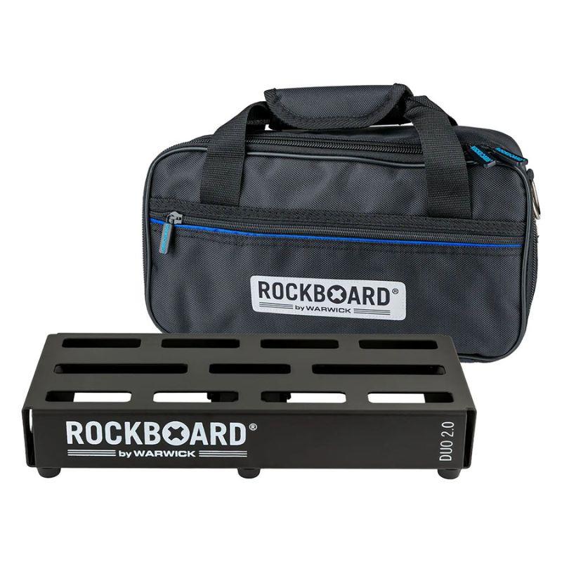 楽器種別：新品RockBoard/RockBoard 本体 商品一覧＞＞RockBoard/新品 商品一覧＞＞エフェクター【5，000円〜10，000円】 商品一覧＞＞エフェクトボード・ラックケース/エフェクトボード/RockBoard 商品一覧＞＞安心してお買い物頂けるよう、コンパクトもマルチも丁寧梱包でお届けします！RockBoard DUO 2.0， Pedalboard with Gig Bag商品説明冷間圧延アルミニウムの一枚板から作られた独創的で軽量、かつ堅牢で頑丈な構造は、垂直方向のサポートストラットによって安定性を高め、溶接継ぎ目は一切ありません。その結果、端から端まで使用できる、完全にフラットでねじれに強い表面が実現しました。革新的なスロットデザインにより、すべてのケーブルをボード表面の下に便利かつすっきりと配線できます。精密に設計されたスロットパターンは、革新的なQuickMountシステムにぴったりフィットし、面ファスナーは不要です。ほぼすべての一般的な電源アダプターを底面に取り付けることができます。安全な持ち運びのために、プレミアムギグバッグが付属しています。商品詳細・エフェクトペダル用ペダルボード・エフェクトペダル約3〜5個用（サイズによって異なります）・頑丈で軽量なアルミニウム構造・ペダルの取り付けが簡単なスロット設計・右側にRockBoard LEDライト（別売）用の取り付け穴があります・冷間圧延アルミニウム板1枚から作られる・剛性を高めるための追加のU字型サポートブレース・10度の角度で完全に平らなボード表面 - 溶接継ぎ目なし・丈夫な黒色粉体塗装表面・幅 318 mm / 12 33/64・奥行 142 mm / 5 19/32・ゴム足を含む高さ 35 - 58 mm / 1 3/8 - 2 5/16・重量 0.5 kg / 1.1 ポンド。・ギグバッグ付き・重量ギグバッグ約0.8kg/1.8ポンド。・ギグバッグ内寸（長さ x 幅 x 奥行き）360 x 180 x 100 mm / 14 3/4 x 7 1/16 x 3 5/16・粘着フック（幅50 mm / 1 15/16インチ）とループテープ（幅25 mm / 1インチ）およびケーブルタイを含むイケベカテゴリ_エフェクター_エフェクトボード・ラックケース_エフェクトボード_RockBoard_RockBoard 本体_新品 SW_RockBoard_新品 JAN:4033685294996 登録日:2026/04/30 ロックボード エフェクターボード ペダルボード