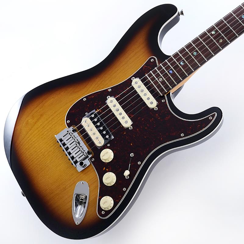 楽器種別：新品Fender Made in Japan/Limited Collection 商品一覧＞＞Fender Made in Japan/新品 商品一覧＞＞エレキギター【170，000円〜330，000円】 商品一覧＞＞STタイプ/Fender Made in Japan 商品一覧＞＞当店のギターは、出荷前に専門スタッフが検品・調整しているので安心です！Fender Made in Japan Limited Active Modern Stratocaster HSS (2-Color Sunburst／Rosewood)商品説明Made in Japan Limited EditionMade in Japan Limited Active Modernシリーズは、ハイエンドギターを好み、演奏性とサウンドクオリティの両立を求めるプレイヤーのために開発された、モダンスタイルの新たな選択肢です。音楽の歴史を築いてきたFenderの象徴であるシングルコイルサウンドを基軸としながら、新開発のアクティブSILENCOIL Systemを搭載。シングルコイル本来のトーンを損なうことなくハムノイズを低減し、現代の演奏環境に求められる快適性、静粛性、そして幅広いサウンドバリエーションを高い次元で実現しています。ネックには、新設計のヒールカット、滑らかな演奏性を実現するフィニッシュ、コンパウンドラジアス指板を採用。ローポジションでのコードプレイからハイポジションでのテクニカルなリードプレイまで、ポジションを問わず快適な演奏性を提供します。新開発のSILENCOIL Systemは、シングルコイルピックアップ本来の繊細なニュアンスや明瞭なアタックを維持しながら、独立したコイルが拾ったハムノイズのみを打ち消す信号をピックアップのグラウンド側から送り込むことで、クリアで立体感のあるサウンドを実現します。また、ピックアップの種類に依存しないシステム設計のため、将来的にピックアップを交換した場合でもSILENCOIL Systemの効果を維持することが可能です。さらに、シングルコイルピックアップの巻き数を増やした状態をシミュレートするクリーンブースト機能ターボトーンを搭載。通常時の繊細でクリアなトーンから、太く力強いサウンドへ瞬時に切り替えることができ、クリーン、クランチ、ドライブまで幅広い音楽スタイルに対応します。Made in Japan Limited Active Modern Stratocaster HSSは、定評あるアルダーボディに、ヴィンテージサウンドを狙ったPremium Vintage-Style Late 60s Single-Coilピックアップを搭載。重厚なモダンスタイルサドルを備えた2点支持トレモロシステム、ロッキングチューナーを採用。ダブルアクション・トラスロッドを搭載したサテンフィニッシュのModern Cシェイプ・メイプルネック、9.5インチラジアスの指板とミディアムジャンボフレットがスムーズで快適なプレイアビリティを提供します。Made in Japanならではの精密なクラフトマンシップと現代的な機能性を融合した本シリーズは、伝統的なFenderサウンドを継承しながら、より自由で表現力豊かな演奏を求めるプレイヤーに向けたモダンギター／ベースです。【特徴】1. モダンプレイヤーのための新たな選択肢高い演奏性と優れたサウンドクオリティを両立するために設計された、日本限定のモダンシリーズです。伝統的なFenderサウンドを継承しながら、現代のプレイヤーが求める機能性を融合しています。2. バインディング仕様の厳選アルダーボディボディには厳選されたアルダー材を採用し、高級感を演出するバインディングを施しました。4-Plyべっ甲柄ピックガードとの組み合わせによりクラシカルなルックスとモダンなデザインを両立。アルダーならではのバランスに優れたサウンドも魅力です。3. 新設計ヒールカットネックジョイント部に新設計のヒールカットを採用。ハイポジションへのアクセス性を向上させ、高音域でのコードワークやテクニカルなリードプレイでもストレスのない演奏性を実現しています。4. スムーズなプレイアビリティ専用ネックフィニッシュとコンパウンドラジアス指板を採用。滑らかなフィーリングと適度なグリップ感を両立し、スムーズなポジション移動を実現します。ローポジションでのコードプレイからハイポジションでのチョーキングや速弾きまで、幅広い奏法に快適に対応します。5. SILENCOIL System新開発のノイズレス基板とピックアップ下部に搭載された独立コイルで、シングルコイル本来のサウンドを維持しながら、ハムノイズのみを打ち消したクリアで立体感のあるサウンドを実現します。また、ピックアップ交換時にも使用できる設計のため、将来的なカスタマイズにも対応します。※ピックアップ交換時、電池ボックス内のトリムによるシステムの調整が必要となる場合がございます。出荷時は標準搭載ピックアップに合わせて調整されています。6. ターボトーン・ブーストヴォリューム・ノブをプッシュすることで、シングルコイルピックアップの巻き数を増やした状態をシミュレートするクリーンブースト機能です。通常時の繊細なサウンドから、太く力強いトーンへ瞬時に切り替えることができ、クリーンからドライブまで幅広いサウンドメイクに対応します。※「SILENCOIL System」は常時動作しています。ターボトーンをONにしても出力が得られない場合は、9V電池の消耗が考えられますので、新しい電池に交換してください。※画像はサンプルです。製品の特性上、杢目、色合いは個体ごとに異なります。Deluxe Gig Bag付属商品詳細Body Material: AlderBody Finish: Gloss PolyesterNeck: Maple， Modern CNeck Finish: Satin Urethane Finish on Back， Gloss Urethane Finish on FrontFingerboard: Rosewood， 9.5 to 14 Compound Radius (241 mm-355.6 mm)Frets: 22， Medium JumboPosition Inlays: Abalone Dot (Rosewood)Nut (Material/Width): Bone， 1.650 (42 mm)Tuning Machines: Deluxe Cast/Sealed LockingScale Length: 25.5 (648 mm)Bridge: 2-Point Deluxe Synchronized Tremolo with Pop-In ArmPickguard: 3-Ply Black or 4-Ply TortoiseshellPickups:Modern Modified Humbucking Pickup (Bridge)Premium Vintage-Style Late 60s Single-Coil Stratocaster (Middle)Premium Vintage-Style Late 60s Single-Coil Stratocaster (Neck)Pickup Switching: 5-Position Blade:Position 1. Bridge PickupPosition 2. Bridge and Middle PickupPosition 3. Middle PickupPosition 4. Middle and Neck PickupPosition 5. Neck PickupControls: Master Volume(Push / Push)， Master Tone， Gain for Turbo ToneControl Knobs: Aged White or BlackHardware Finish: Nickel/ChromeStrings: Nickel Plated Steel (.009-.042 Gauges)Case/Gig Bag: Included: Deluxe Gig Bagイケベカテゴリ_エレキギター_STタイプ_Fender Made in Japan_Limited Collection_新品 SW_Fender Made in Japan_新品 JAN:0197955134666 登録日:2026/07/26 エレキギター フェンダー ふぇんだー フェンダージャパン フェンジャパ フェンダーJ